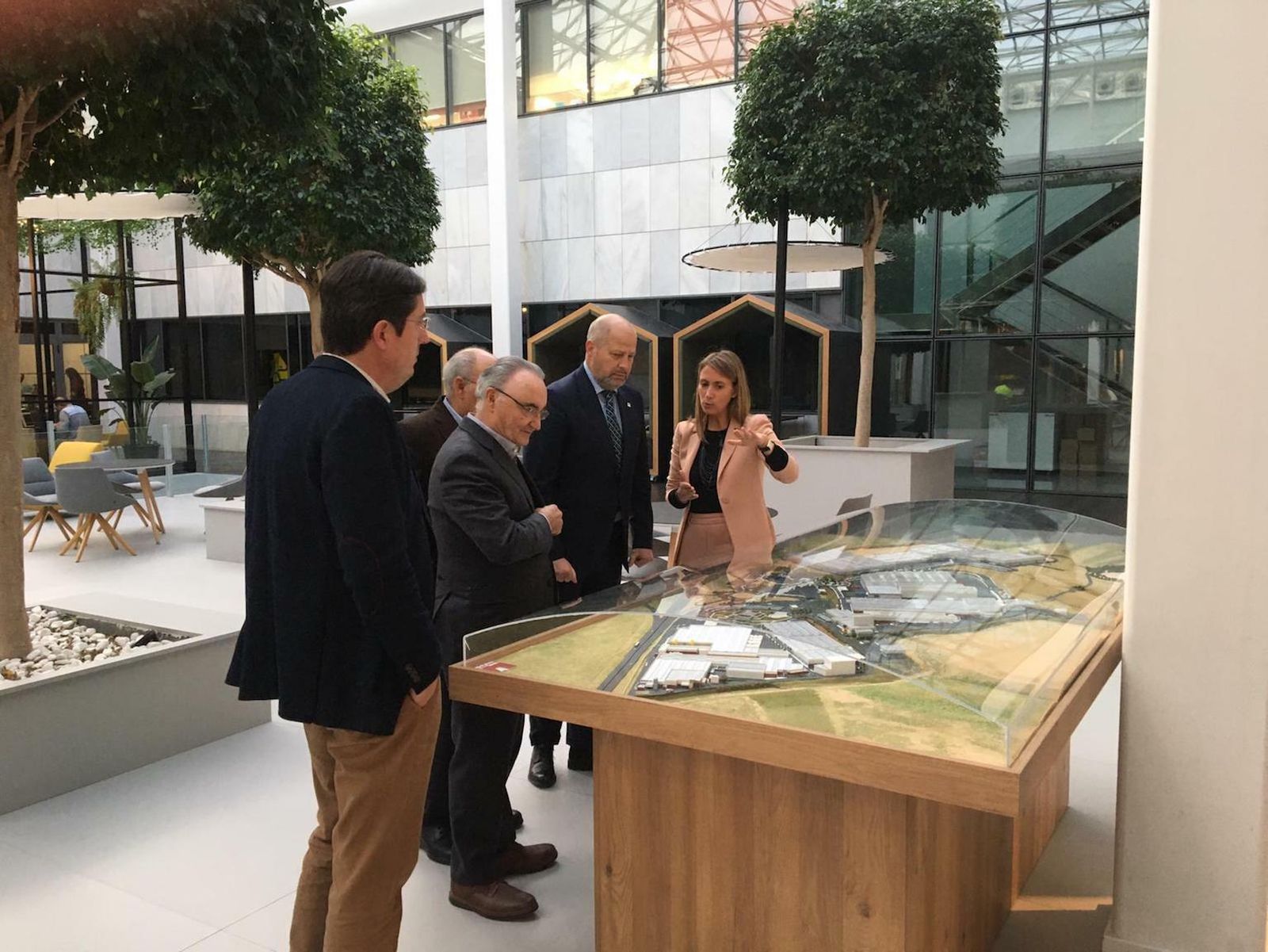 Cosentino muestra su compromiso con la formación y la educación a Javier Imbroda