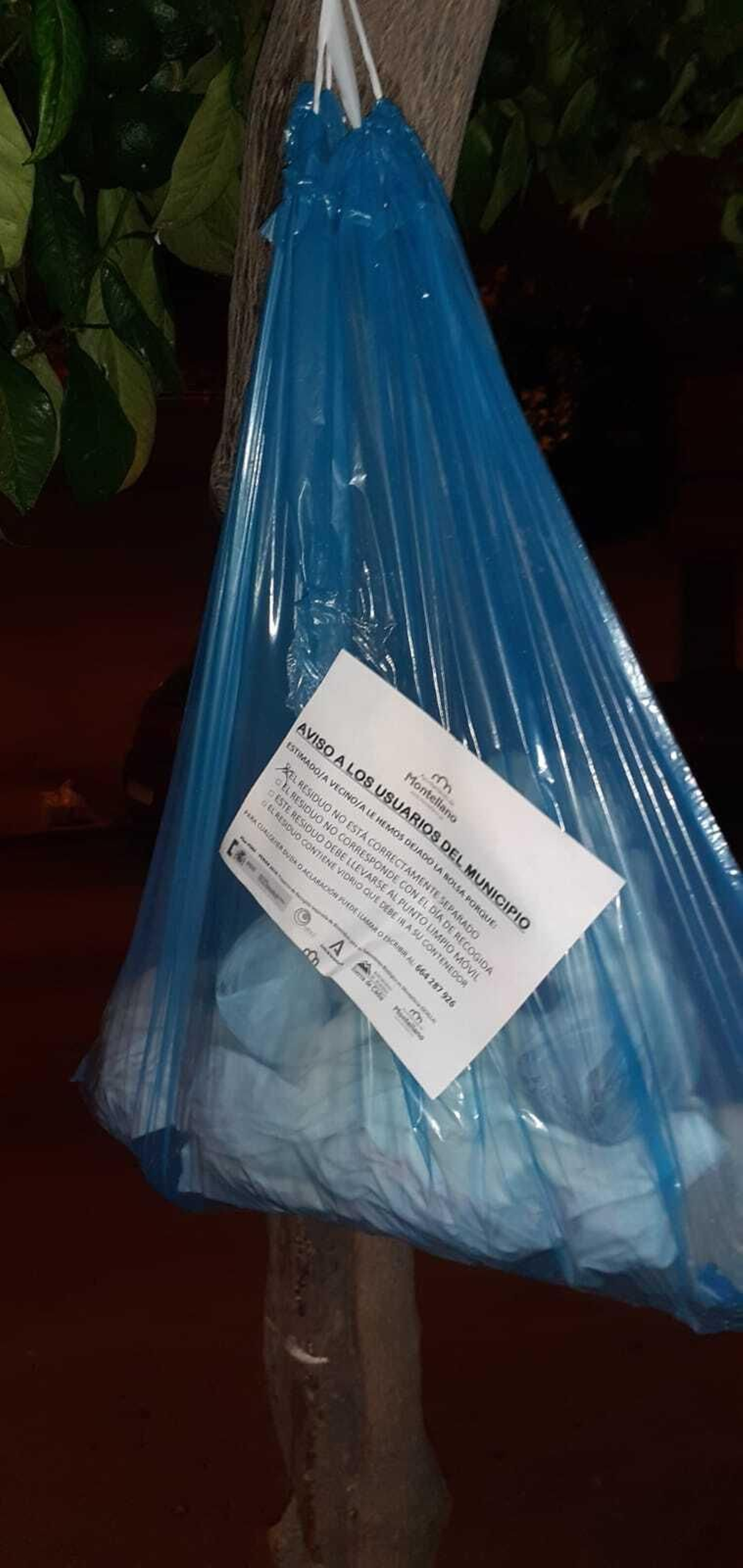 Las pegatinas con información que se dejarán a los vecinos cuando la separación no sea corecta.