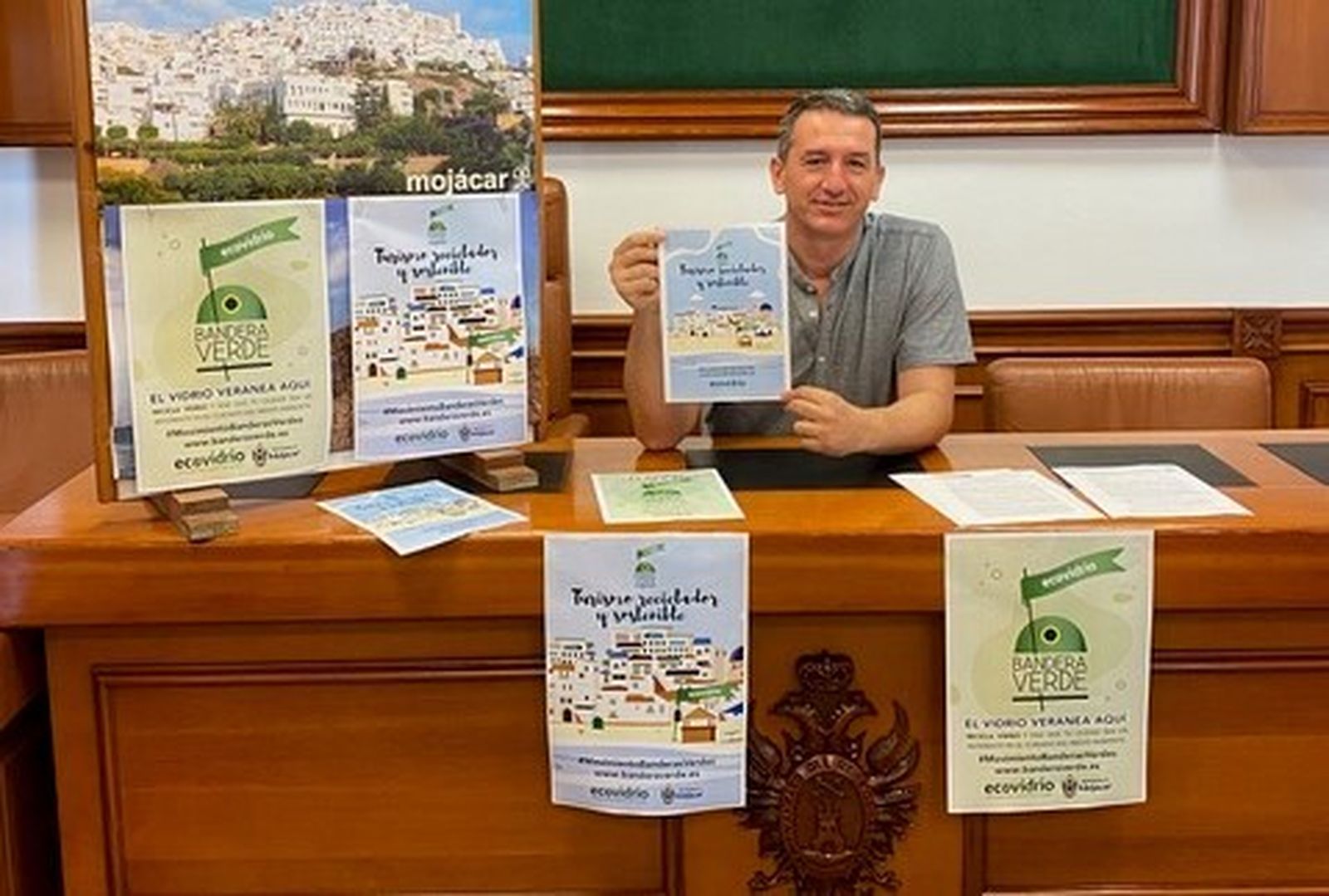 El edil Emmanuel Agüero mostraba en verano la adhesión del municipio al programa de Ecovidrio.