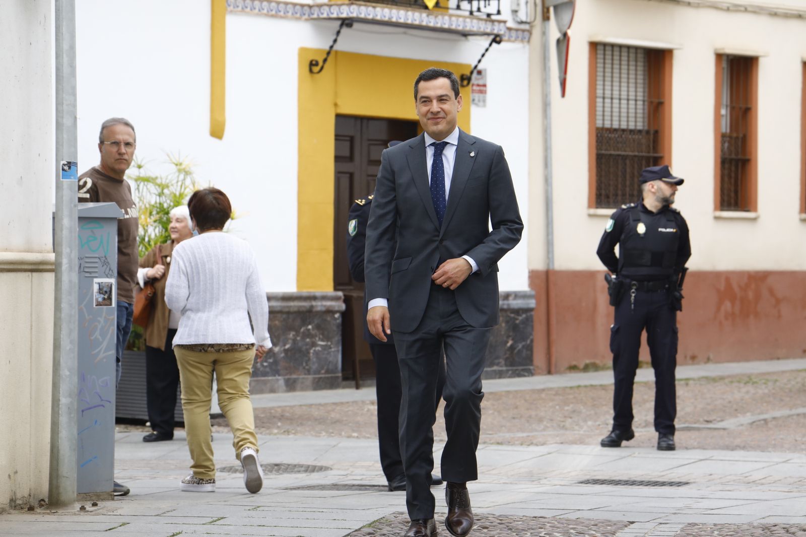 La visita de Juanma Moreno a los Patios de Córdoba, en imágenes.