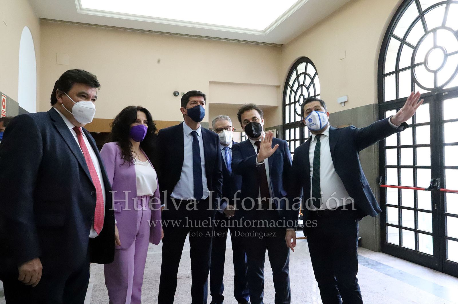 Imágenes de la visita a las obras en el Gran Teatro de Huelva del vicepresidente Juan Marín, acompañado de la consejera Rocío Ruiz y del alcalde Gabriel Cruz