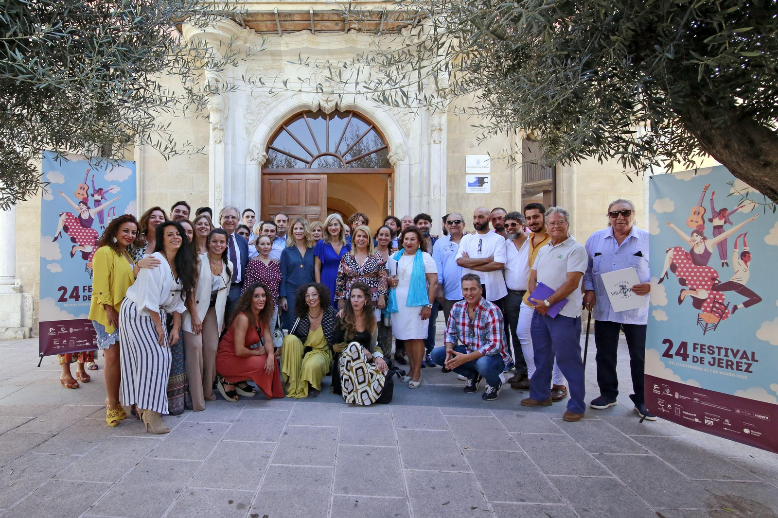 Foto de familia de los artistas con representantes de la política y del Festival.
