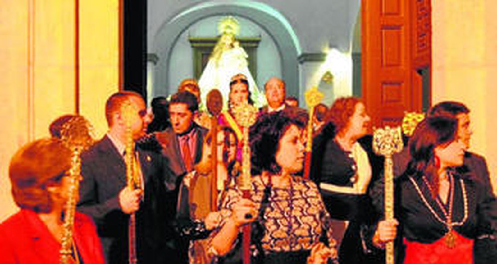 El equipo de Gobierno, la reinas y damas, el pregonero a la salida de la misa previa a la procesión celebrada ayer.