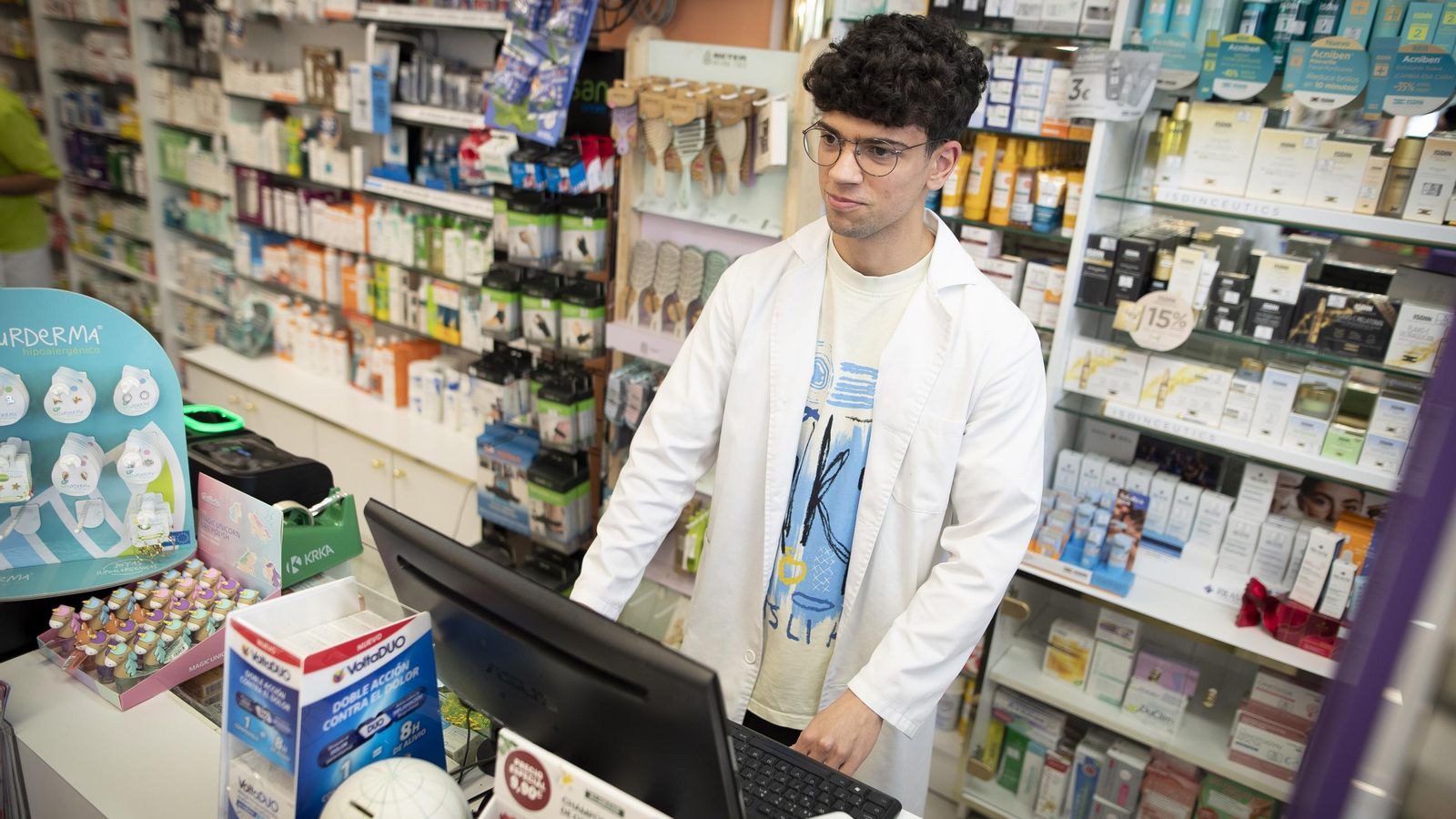 Un trabajador de Farmacia La Caleta atiende a un cliente este martes.