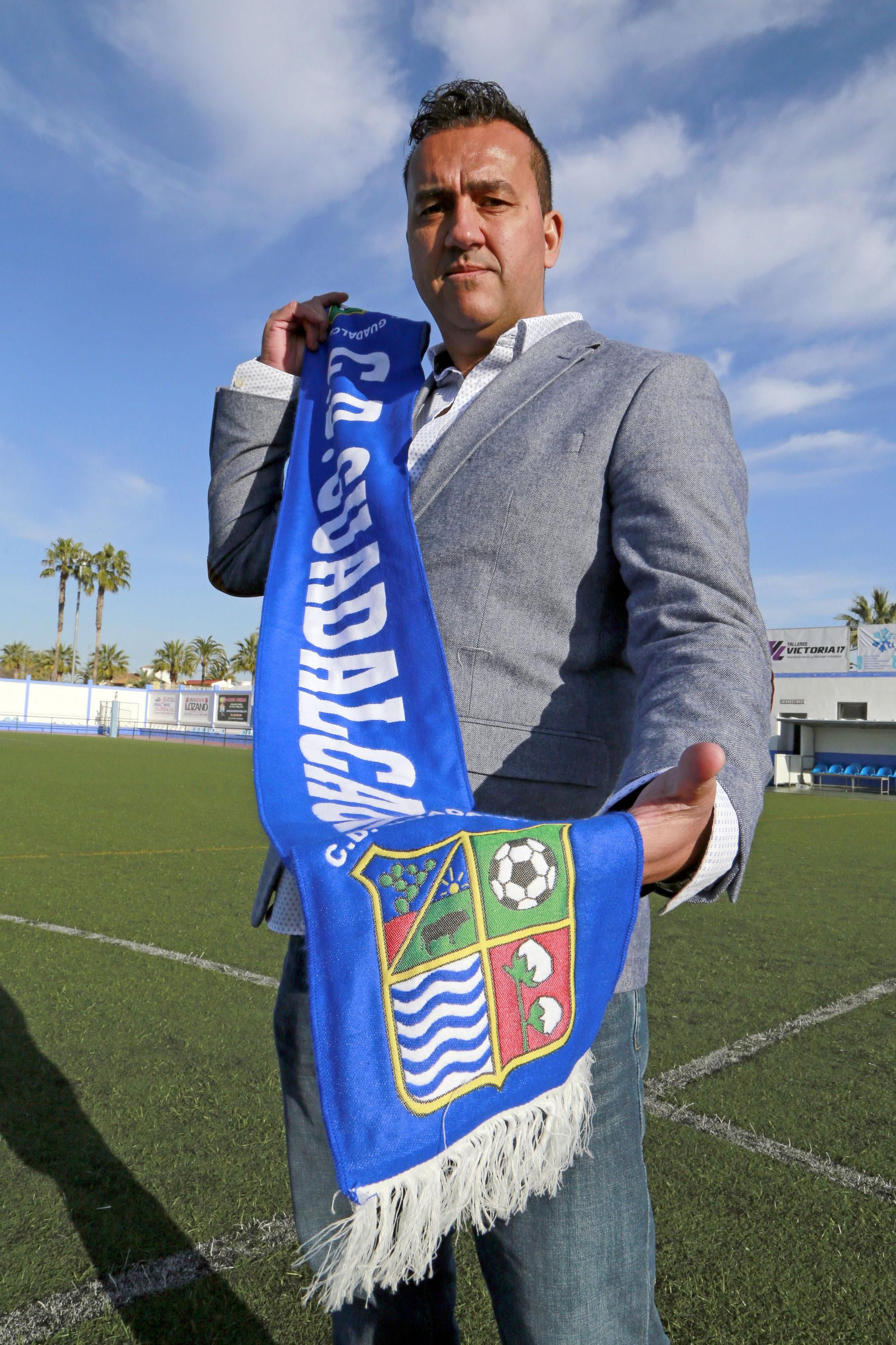 El nuevo presidente del Guadalcacín posa con la bufanda del equipo en el estadio.