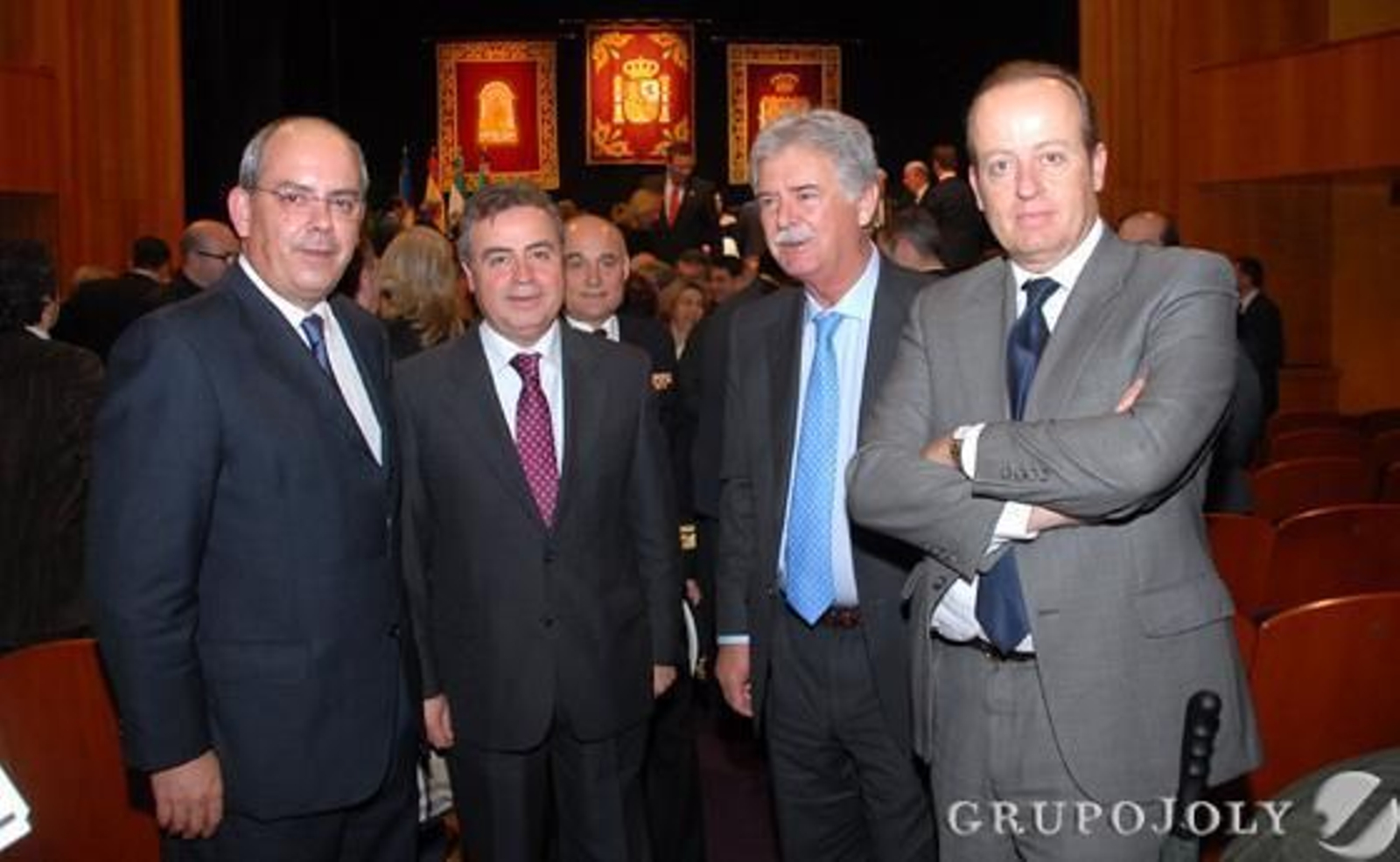 Javier Sánchez, pte. de la CEC; Antonio Real, edil de Cultura de Jerez; Aurelio Sánchez, dtor. de Ifeca; y Marcos Camacho, decano de los abogados de Jerez.

Foto: Rioja