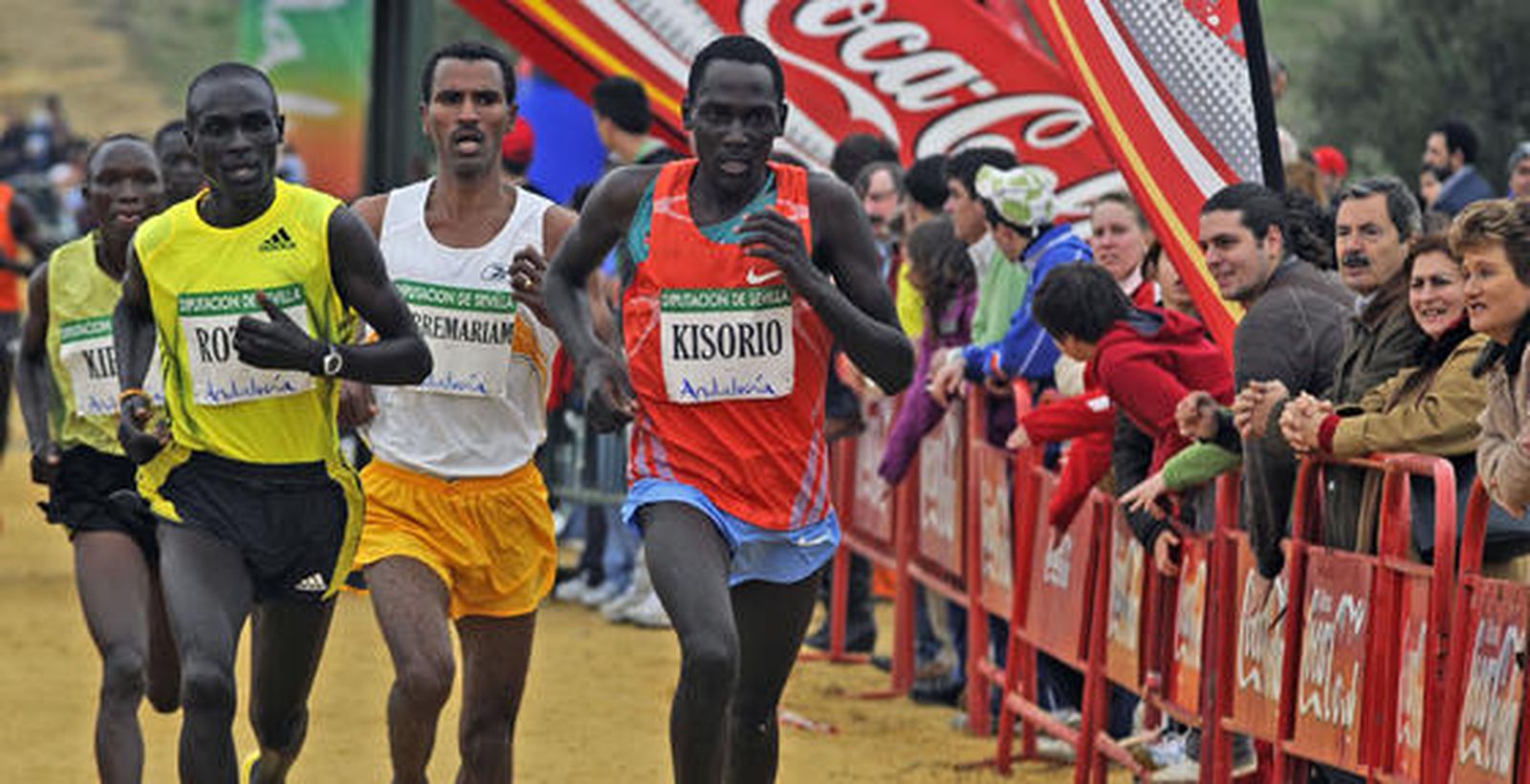 Kisorio, que quedó segundo, coge fuerzas para seguir con la carrera.

Foto: Juan Carlos Vázquez, Julio Muñoz (EFE), Javier Barbancho (Reuters)