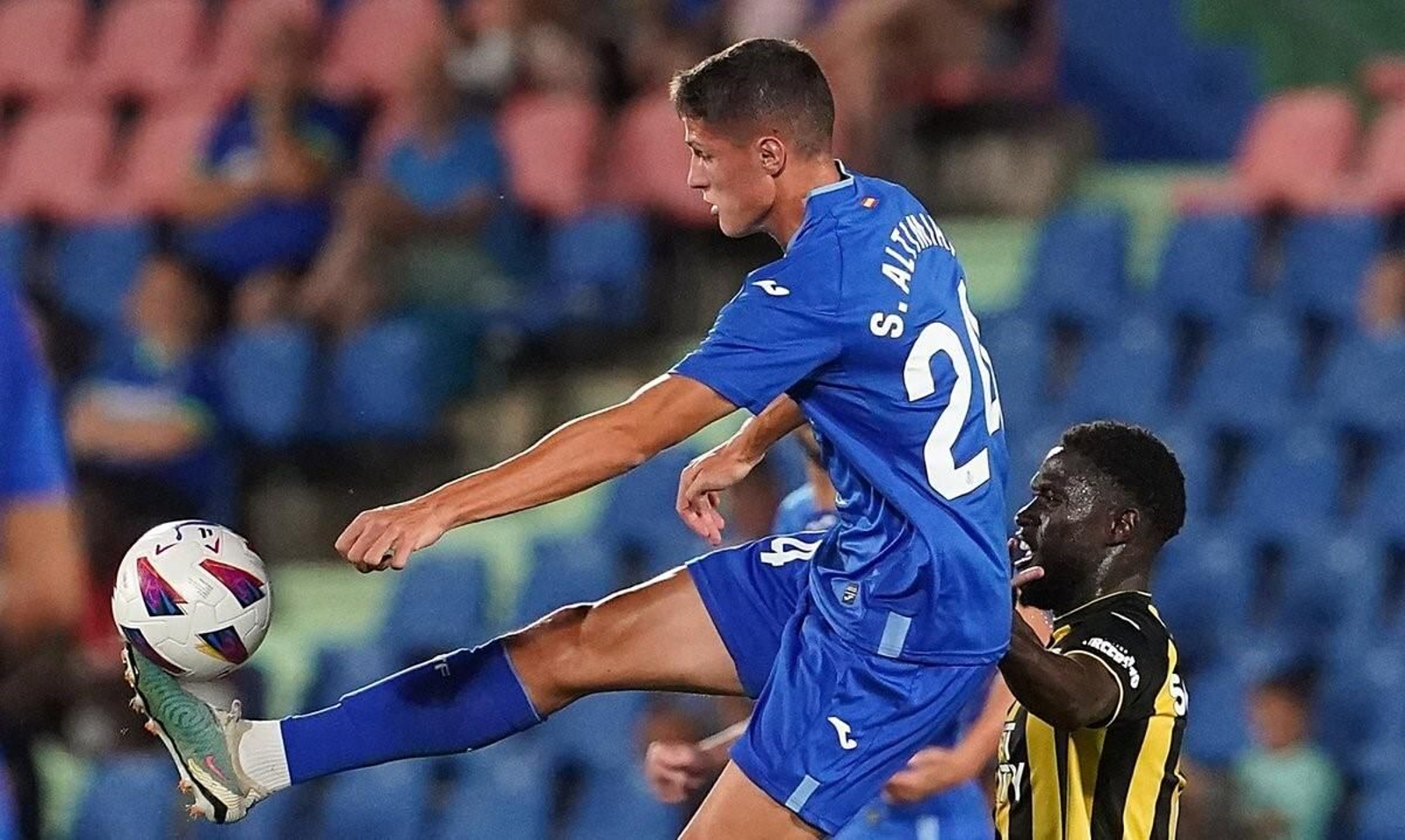 Altimira golpea el balón en un partido de esta pretemporada contra el Vitesse.