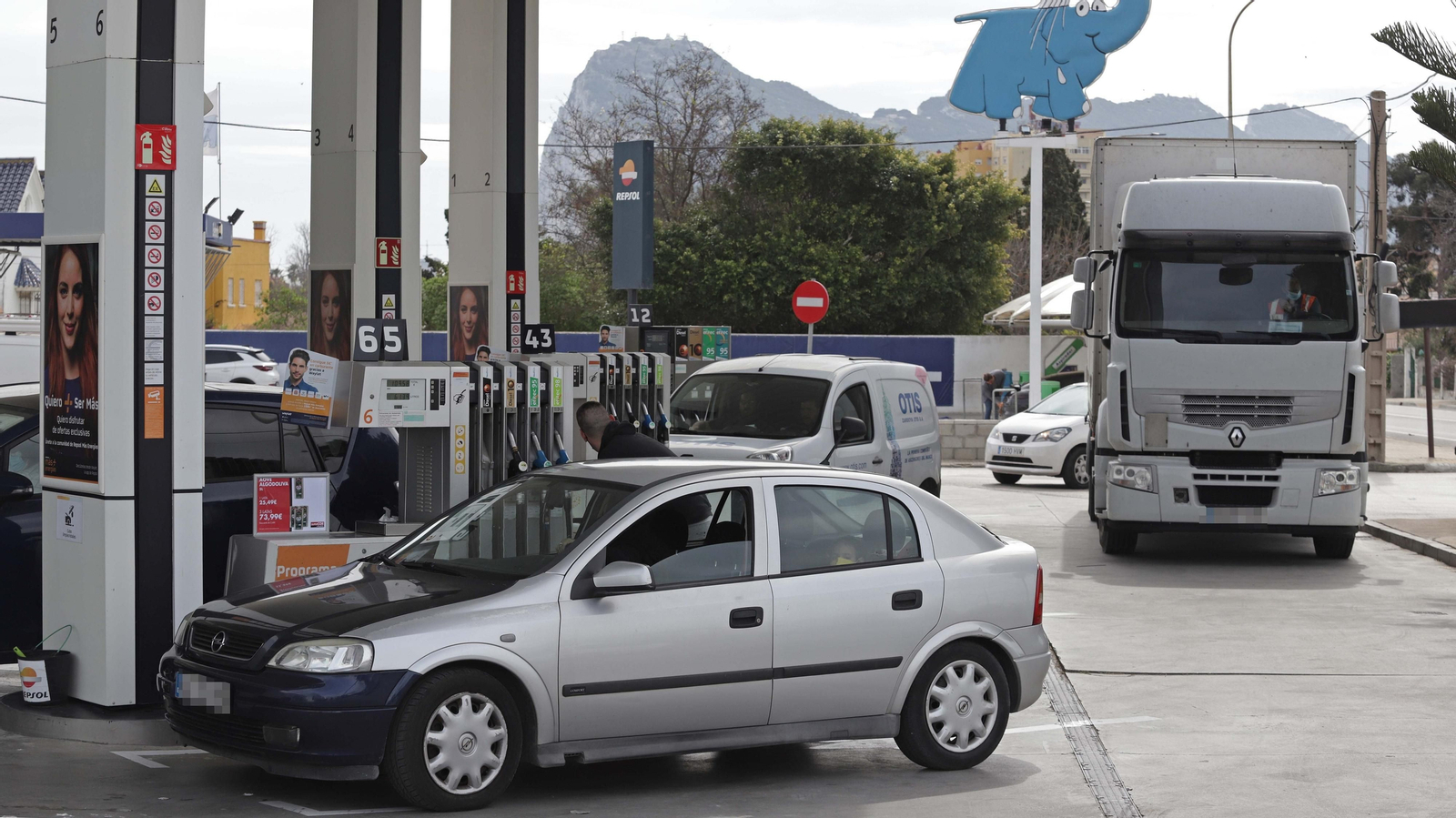 Fotos de colas en las gasolineras del Campo de Gibraltar