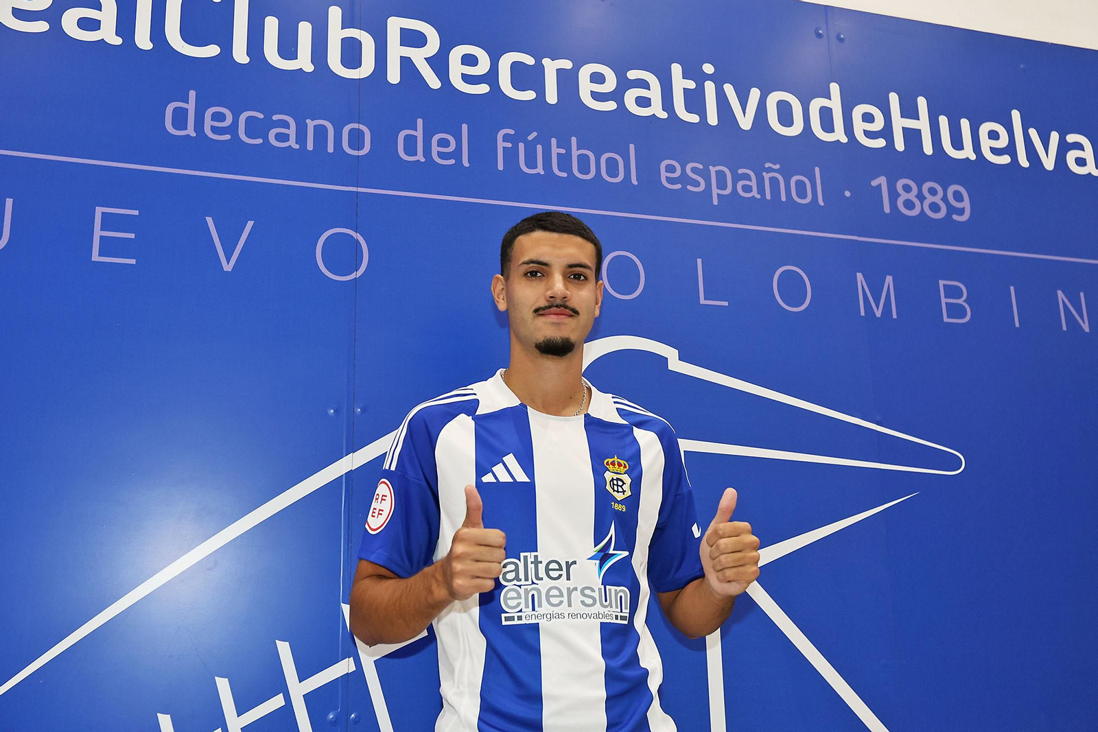 Imágenes de la presentación de Juan Pablo como jugador del Recreativo de Huelva