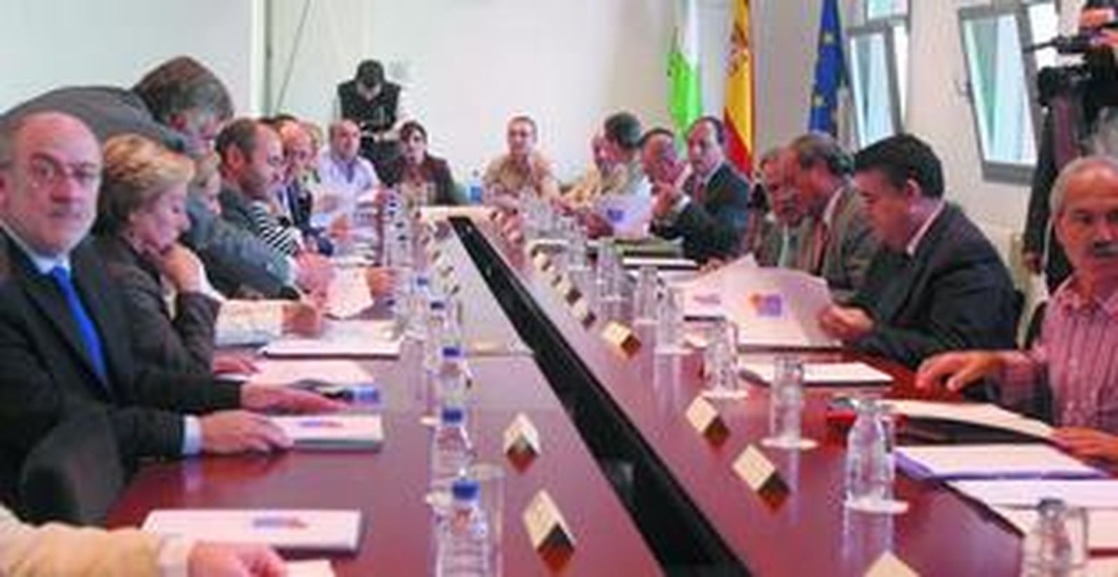 El nuevo organismo que comenzó ayer su trabajo cuenta con 38 miembros, incluidos alcaldes, empresarios, sindicatos y colectivos conservacionistas.