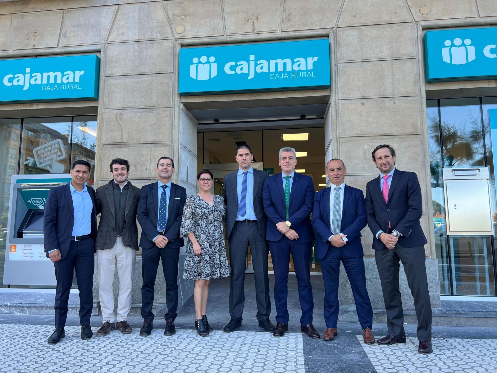 Directivos de Cajamar y profesionales de la oficina.