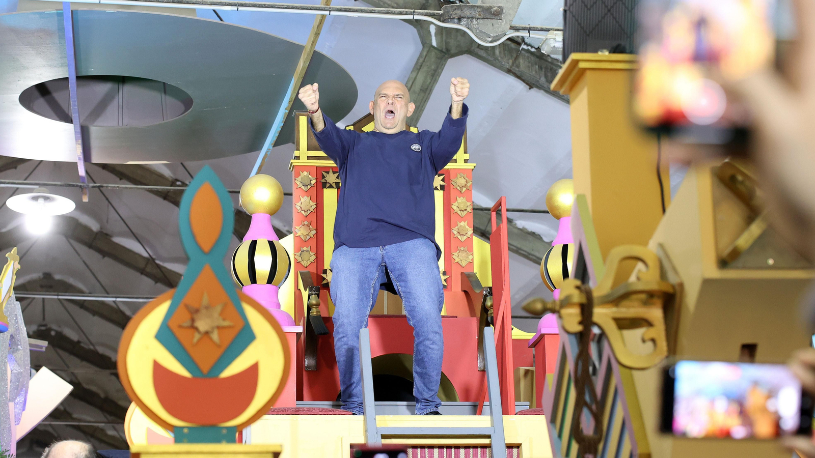 Los Reyes Magos visitan sus carrozas en el taller de Fiestas de Jerez