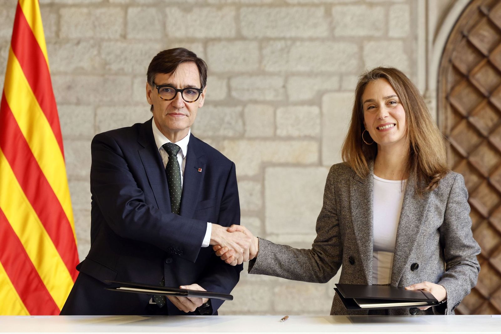 El presidente de la Generalitat, Salvador Illa, y la presidenta del grupo de los Comunes, Jéssica Albiach, este jueves.