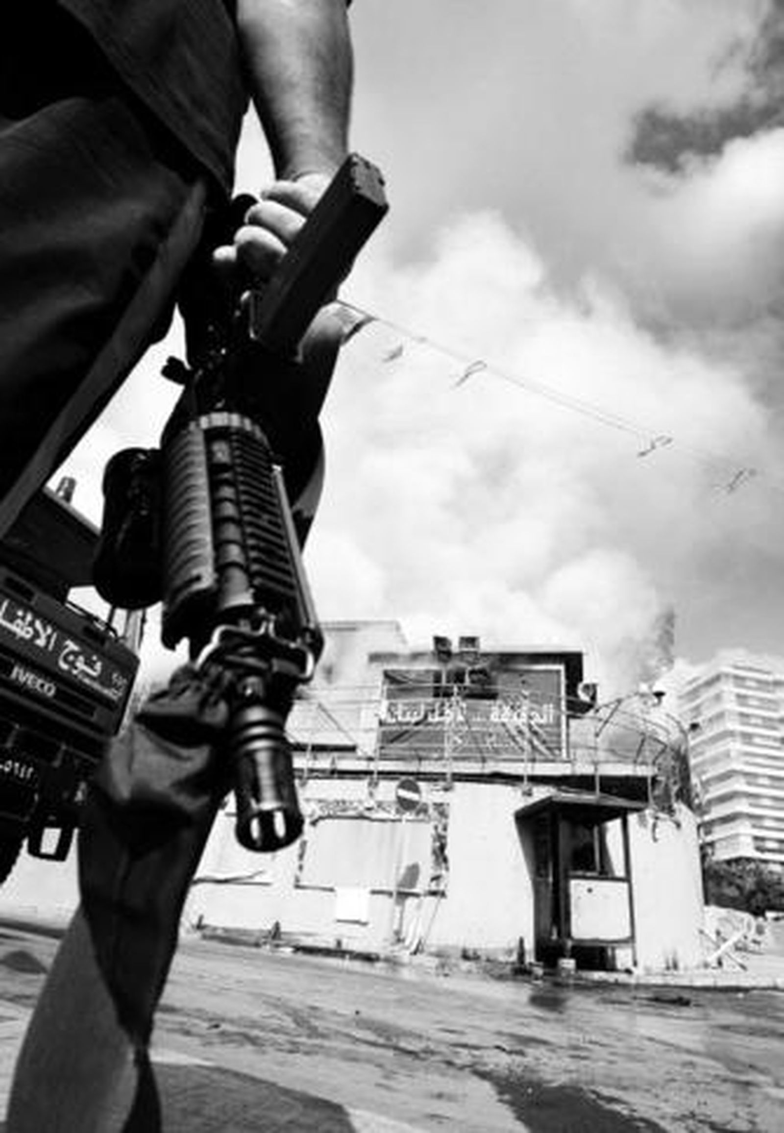 Un opositor armado toma posición tras atacar los estudios de Future TV en Beirut.