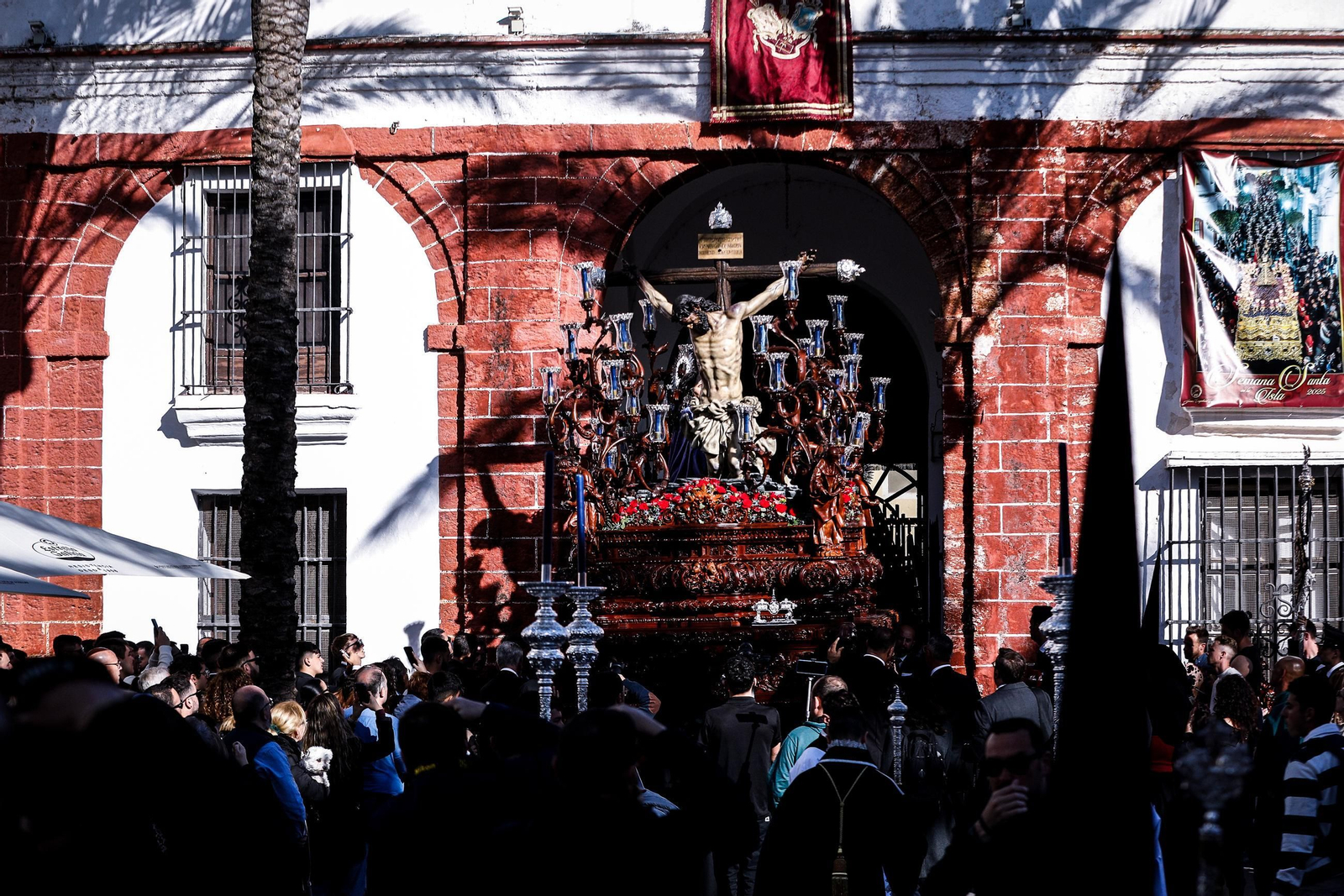 Imágenes de la salida de Desamparados en la Semana Santa de San Fernando 2025