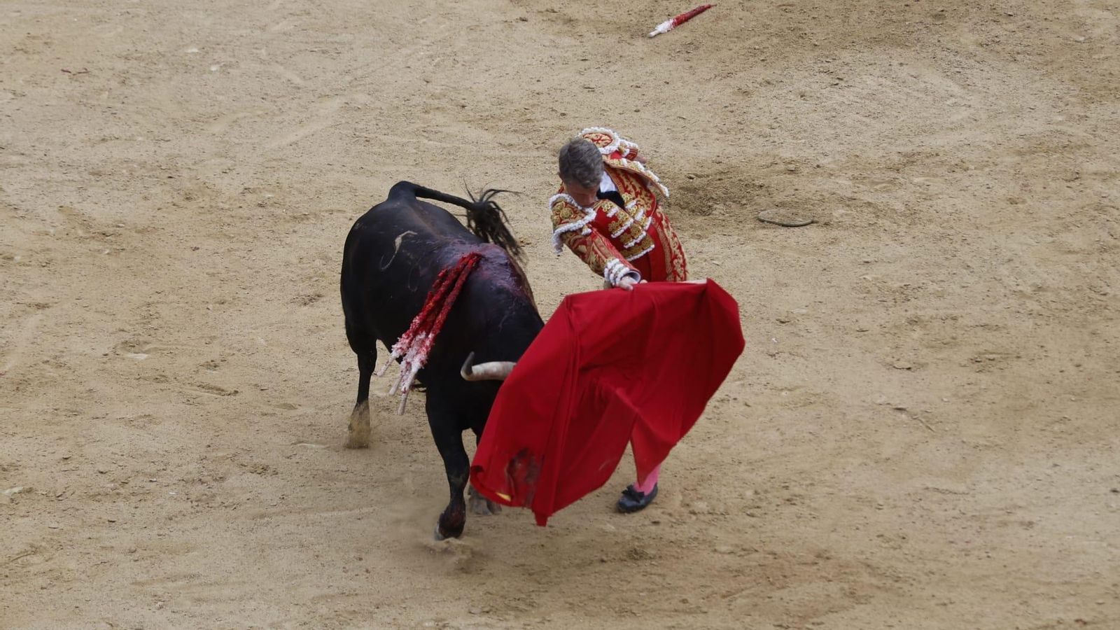 Manuel Escribano faena en la plaza de Tarifa.