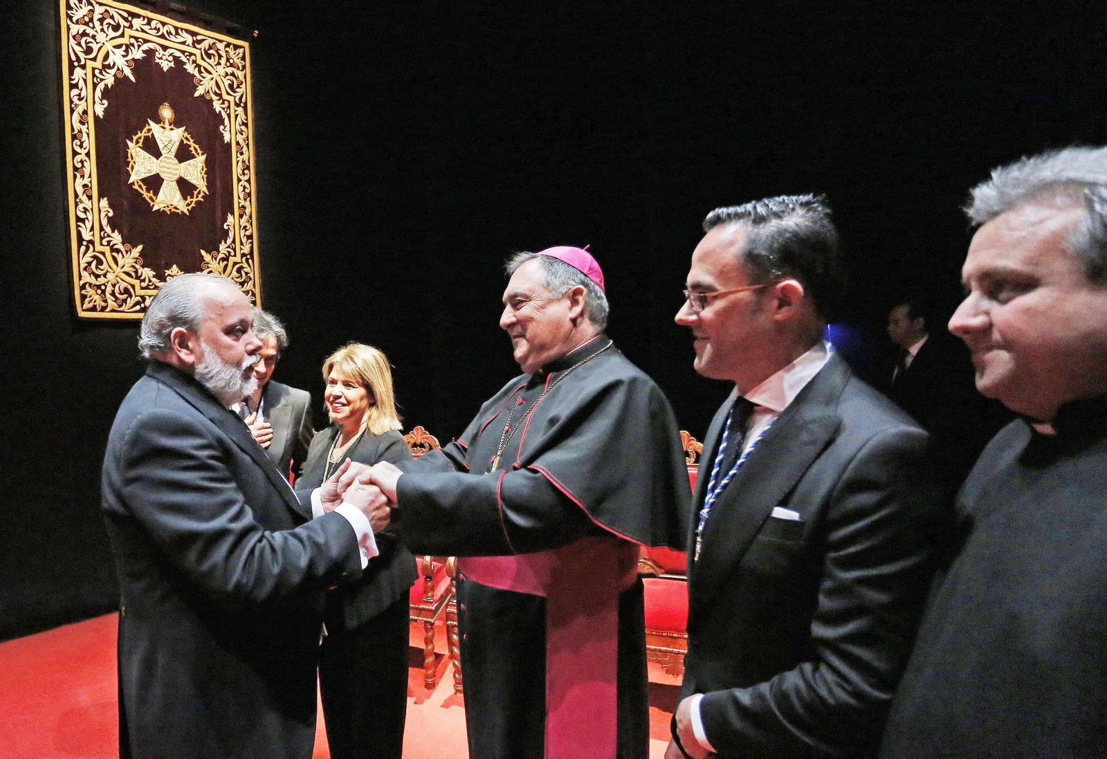 José Blas Moreno estrecha las manos del obispo.