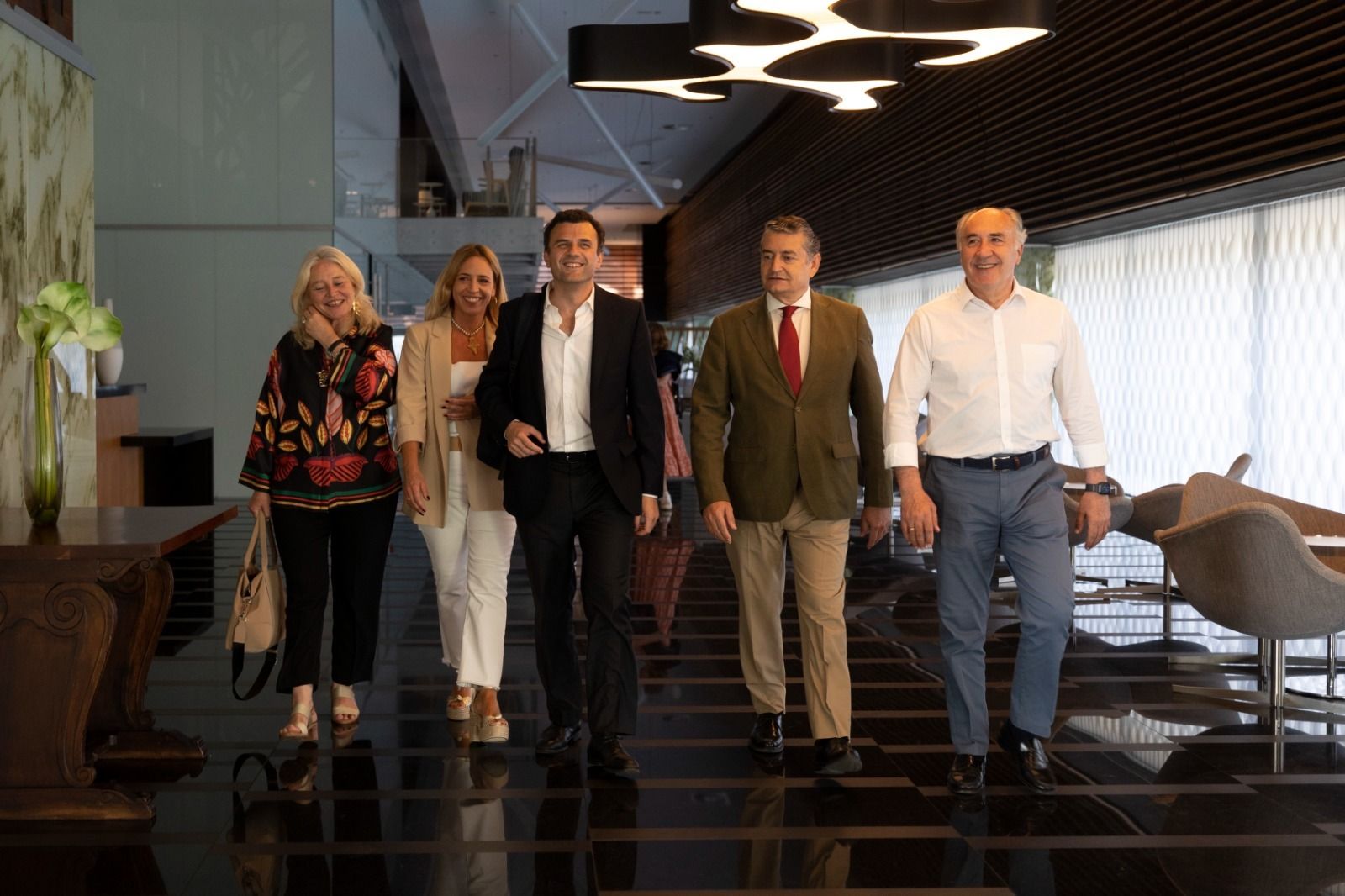 Antonio Sanz, acompañado por Bruno García, José Ignacio Landaluce, Mercedes Colombo y Almudena Martínez del Junco, en Cádiz.