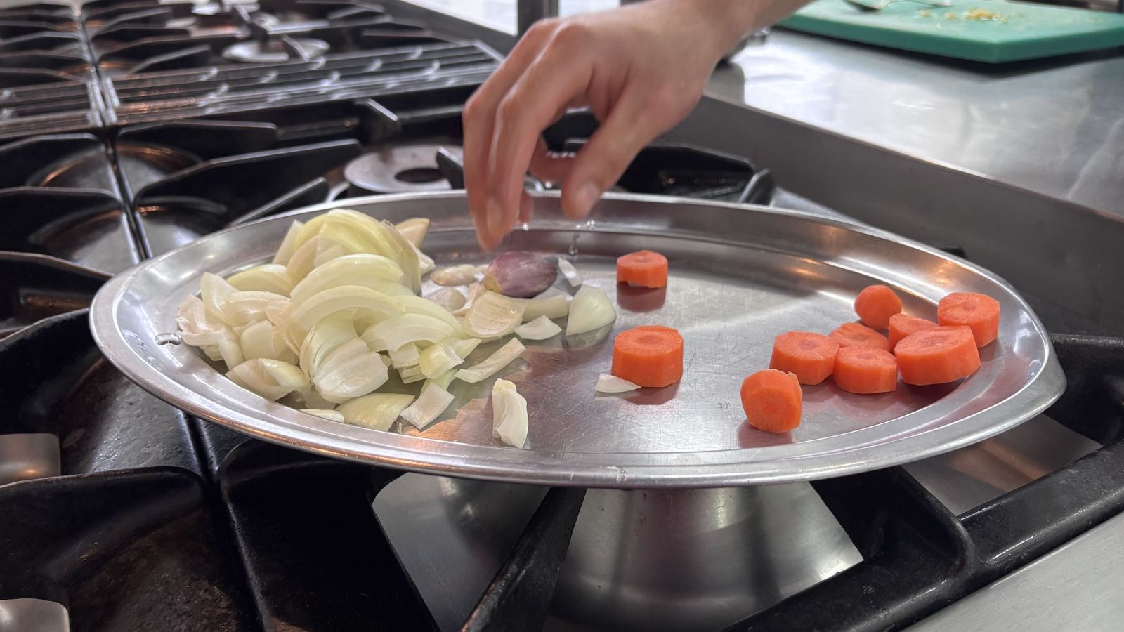 Jorge cogiendo algunas hortalizas