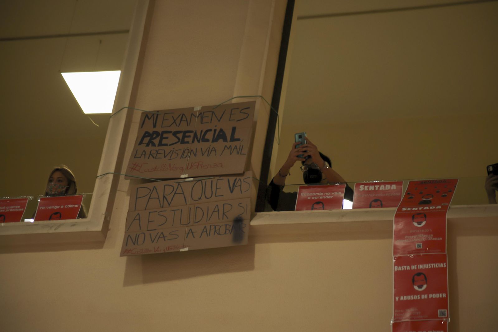 Sentada y pegada de carteles contra la "mala praxis" de un profesor de la UGR