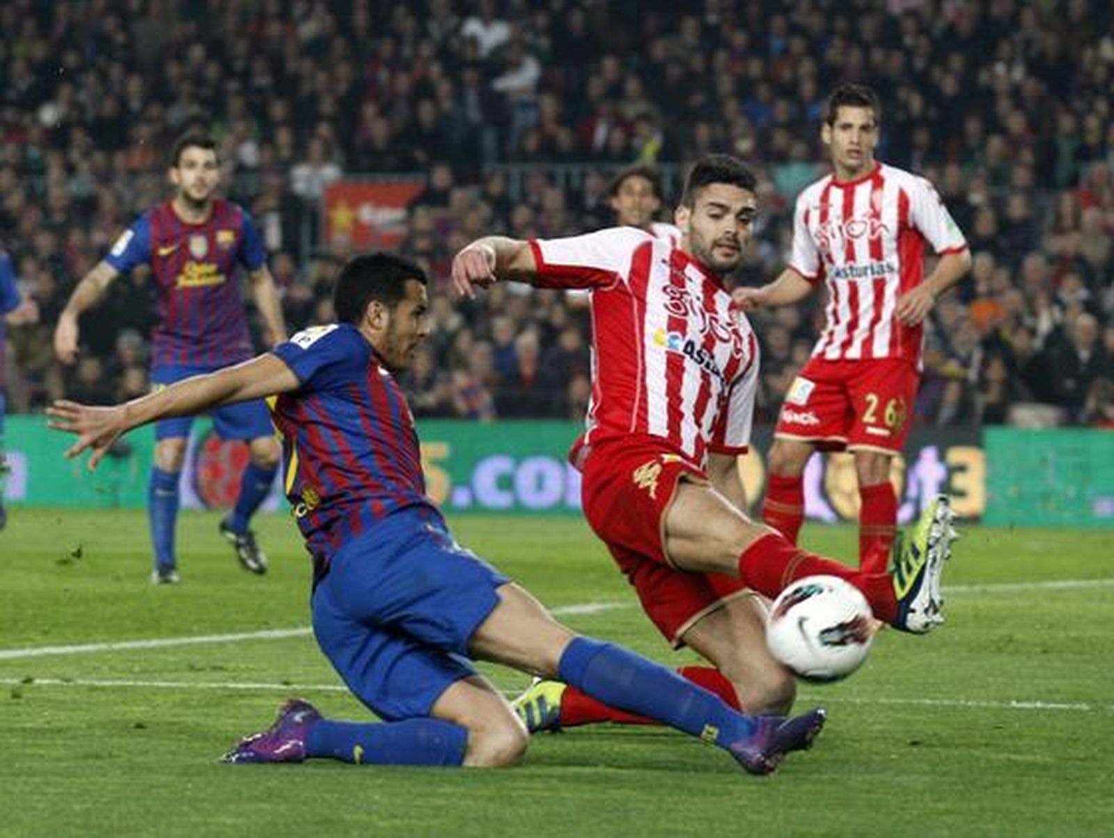 El Barcelona sufre para ganar con diez al Sporting de Gijón. / Reuters