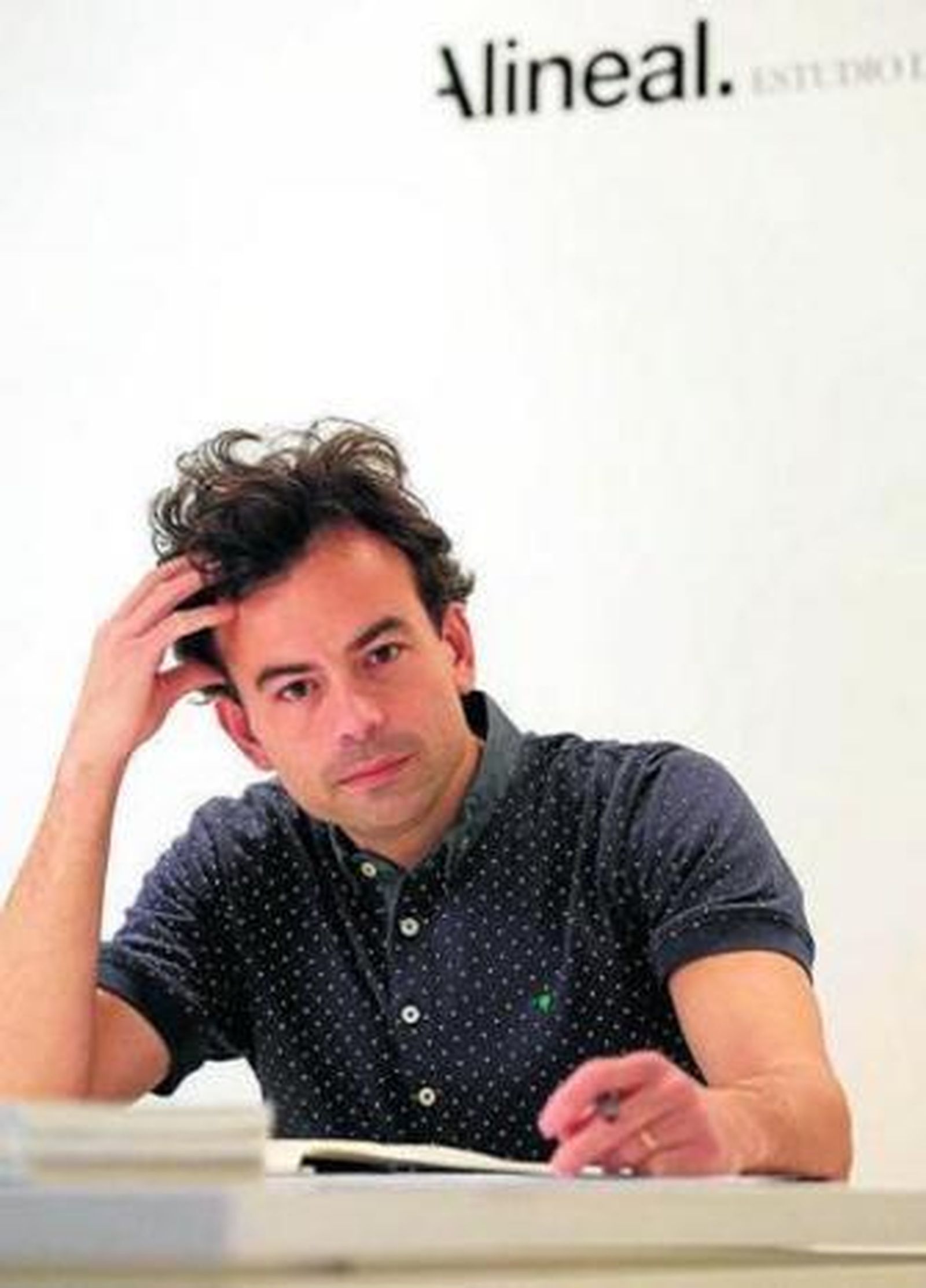 Jesús Fuentes, en su estudio de la calle Santa Ángela de la Cruz.