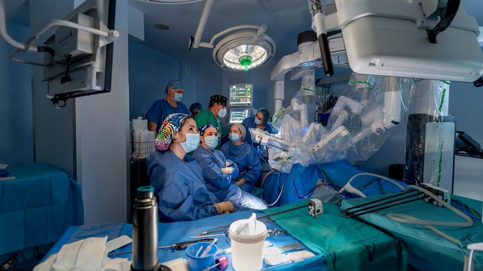 Una intervención en el Hospital Reina Sofía con el robot quirúrgico Da Vinci.