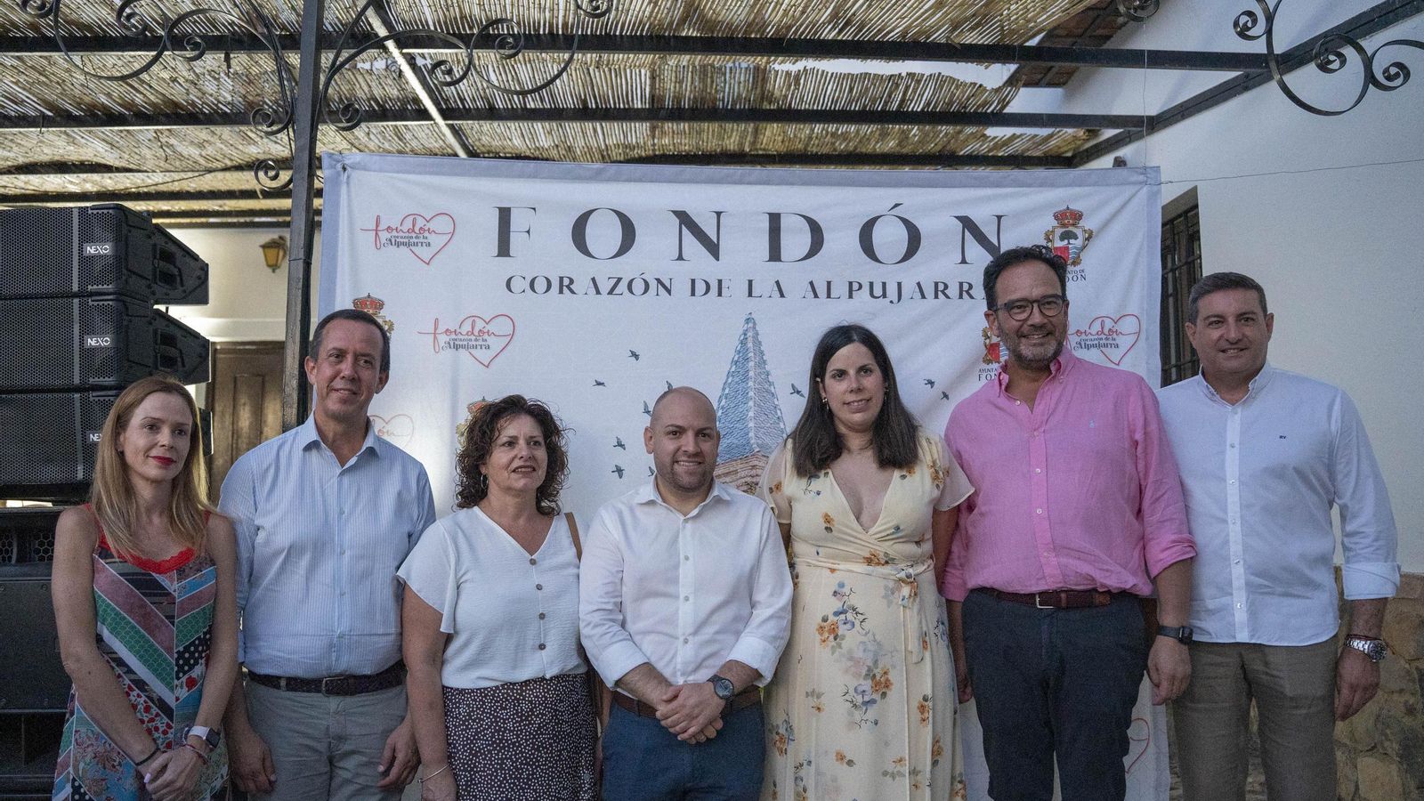 Autoridades antes del inicio del Festival de Fondón.