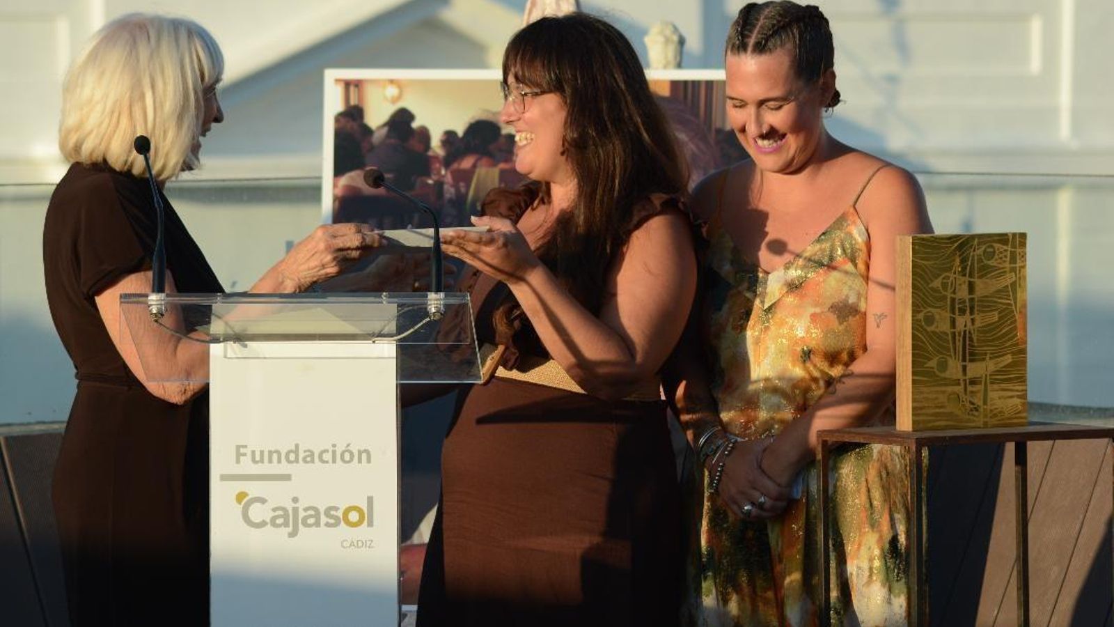 Susi Cigüela entregando el premio a Ana Isabel Ruiz y Victoria Burgos de la asociación Alendoy. Susi Cigüela entregando el premio a Ana Isabel Ruiz y Victoria Burgos de la asociación Alendoy.