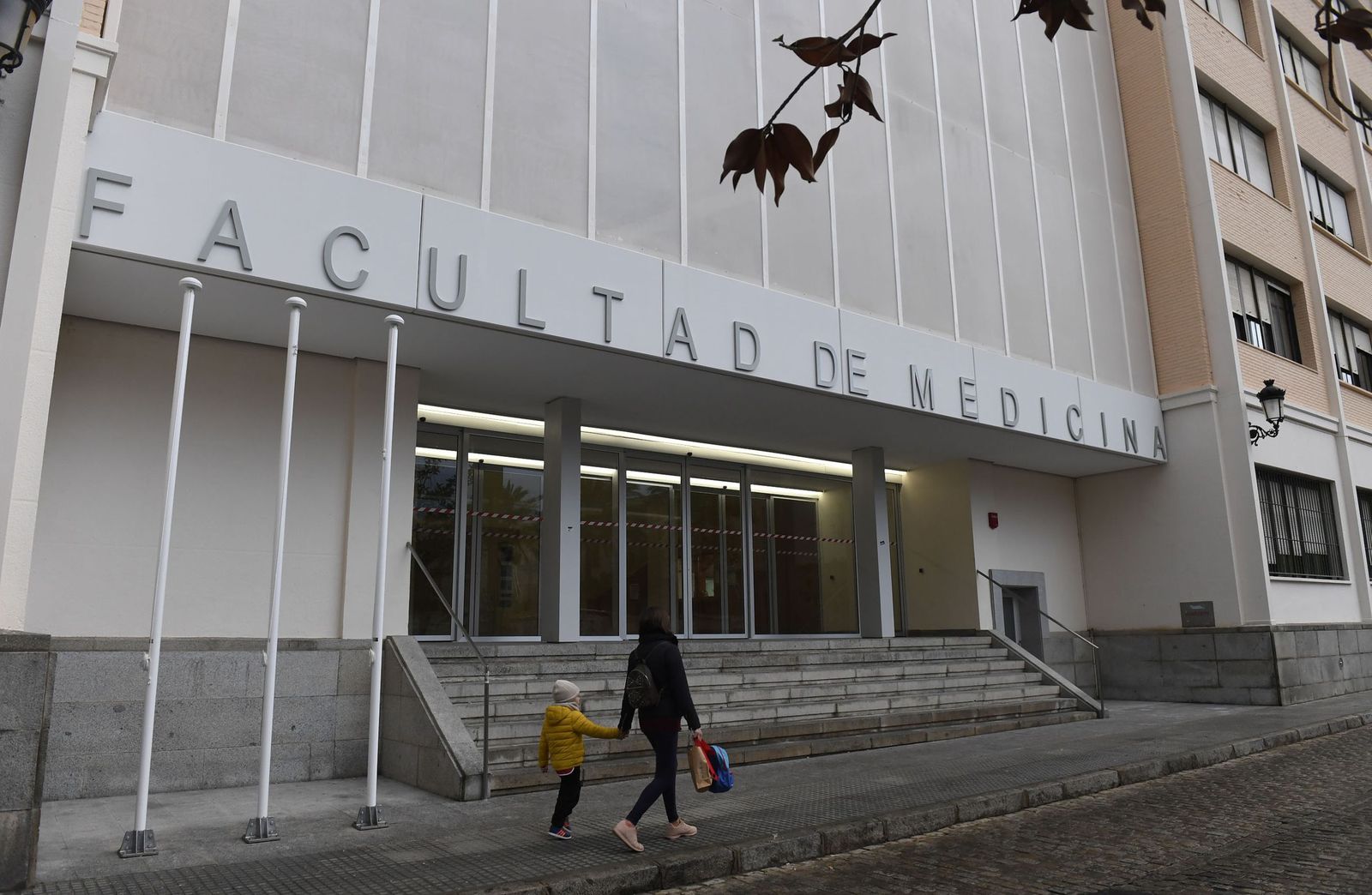 Entrada principal de la Facultad de Medcicina de Cádiz.