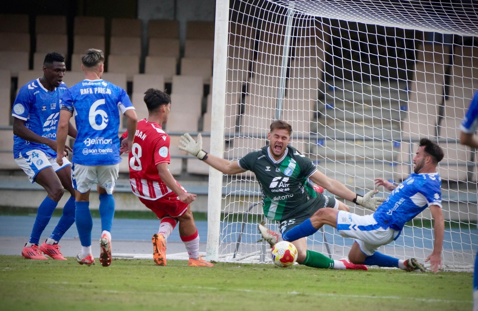 Morante evitó con esta acción el 0-2 del Almería al filo del descanso.