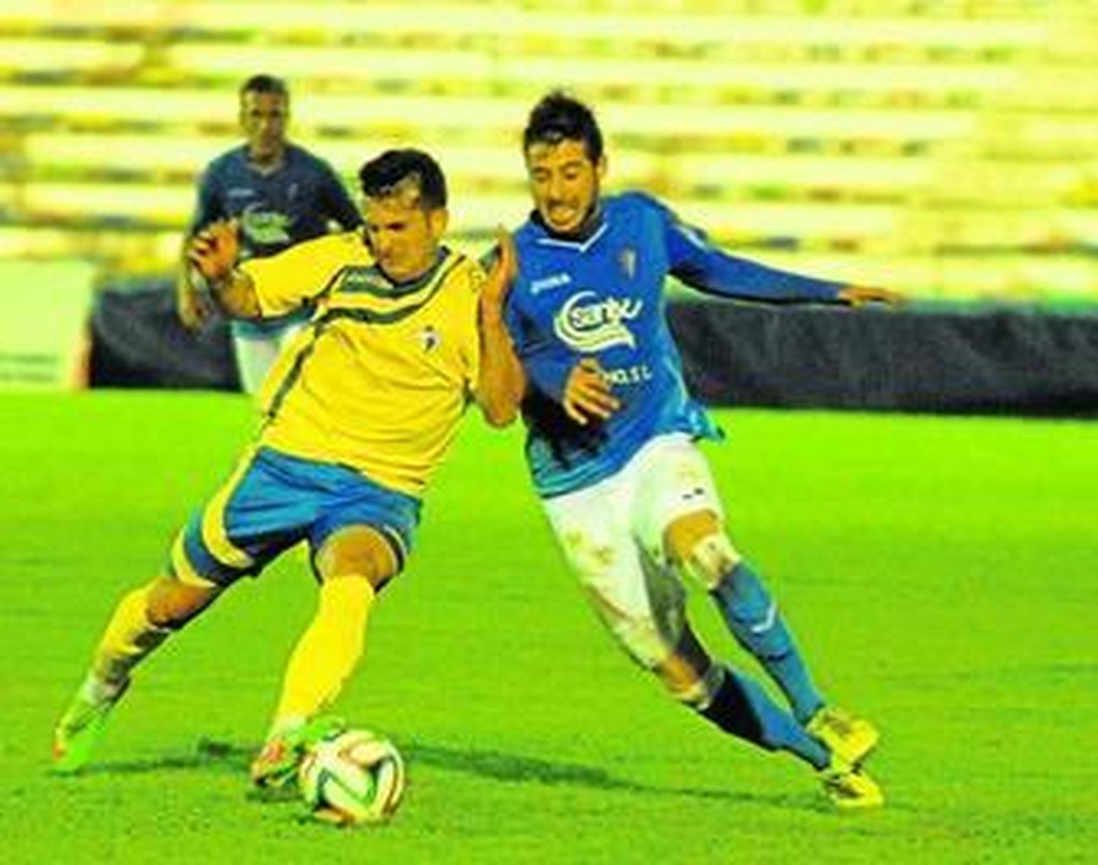 Gabi (d), autor del tercer gol del San Fernando, pugna por el balón con un jugador del Écija.