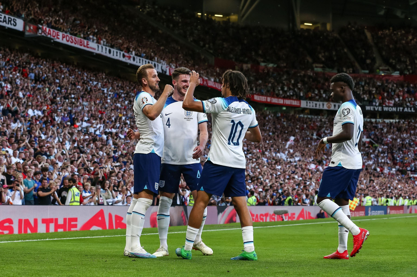 Inglaterra celebra un gol. Inglaterra celebra un gol.