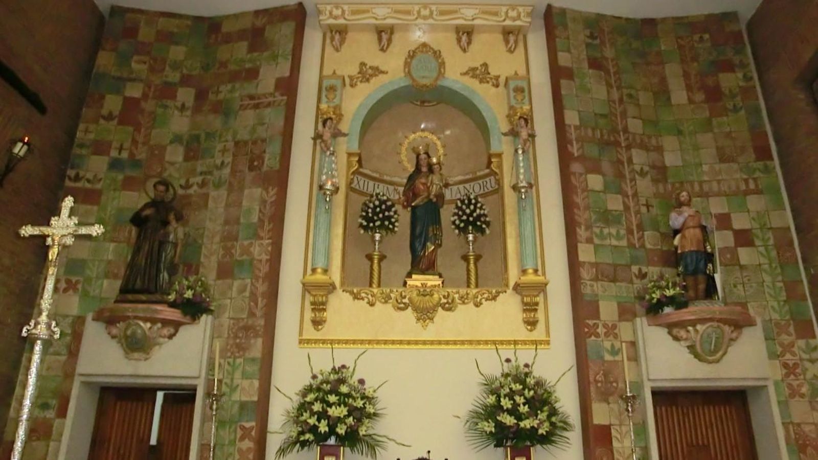 La cabecera, con la imagen de María Auxiliadora de inspiración barroca