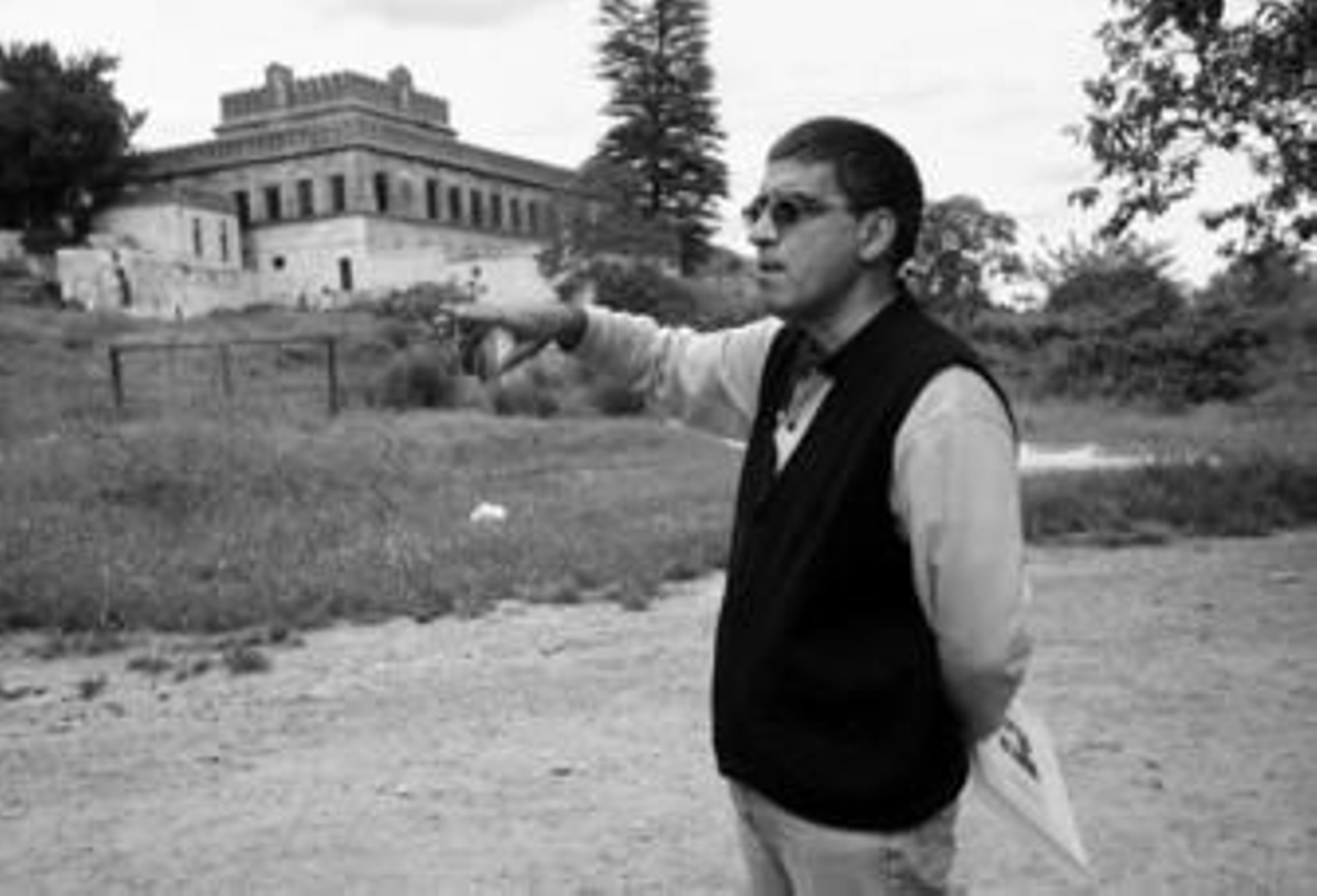 Un vecino señala el palacio renacentista ubicado en el antiguo poblado de Gandul.