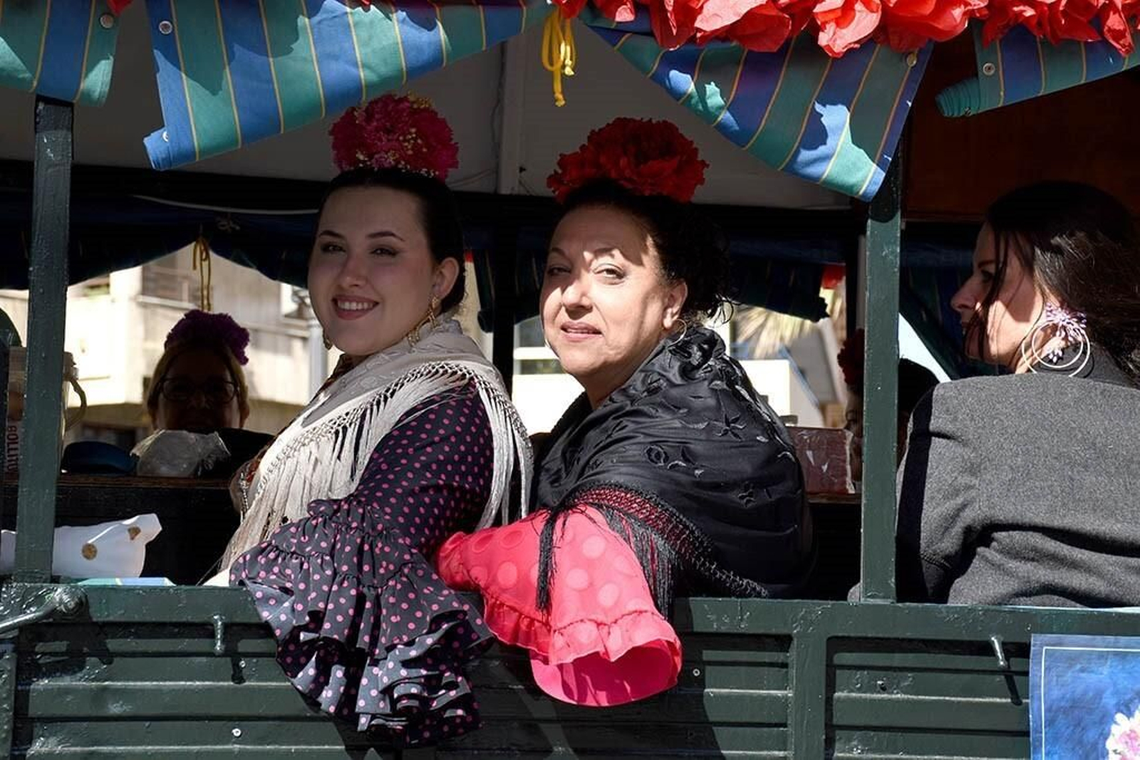 Imágenes de los peregrinos de la Hermandad de Emigrantes en su salida por las calles de Huelva