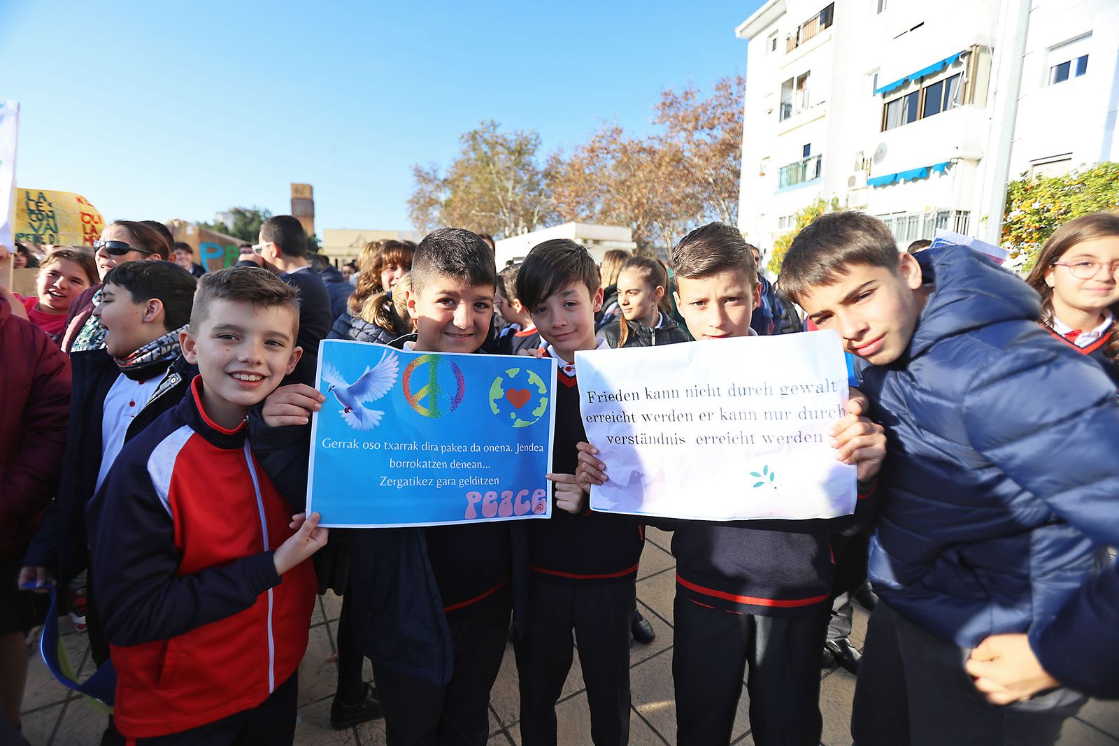 Imágenes del acto del Día a la No Violencia y la Paz del Colegio La Hispanidad