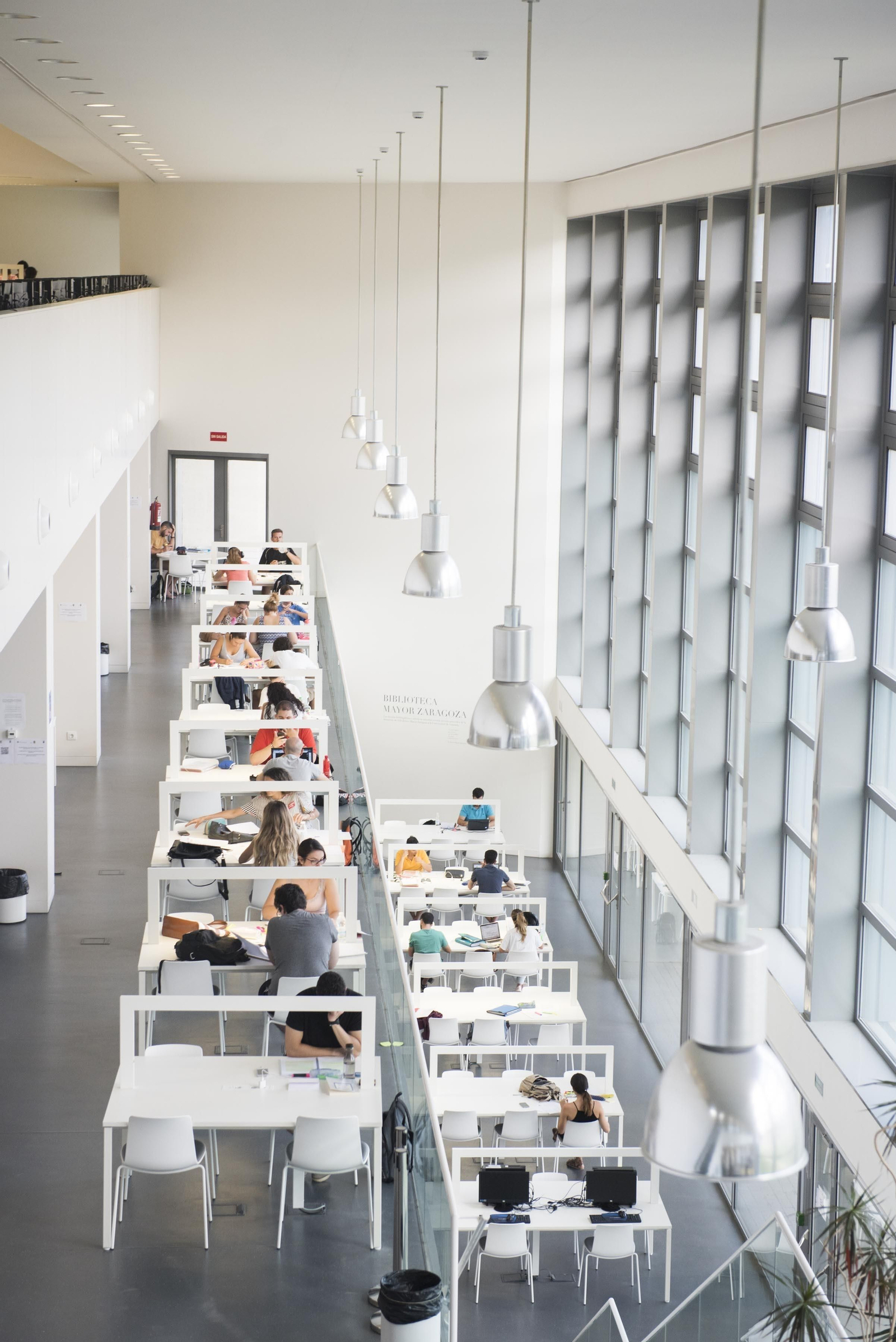 Sala de estudio en la biblioteca del PTS.