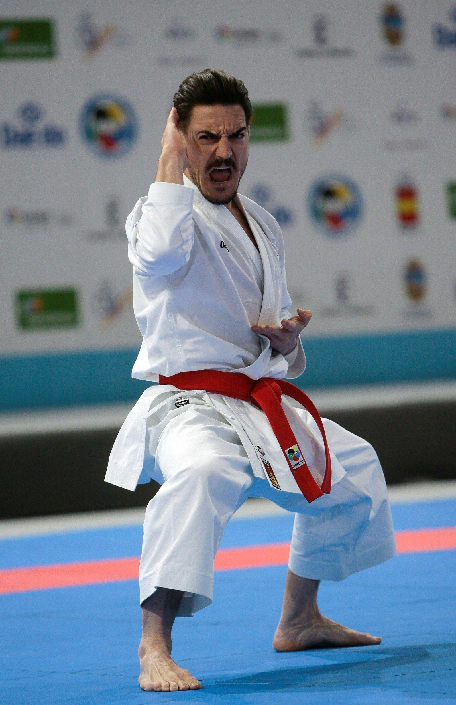 Quintero ejecuta su kata en la final.