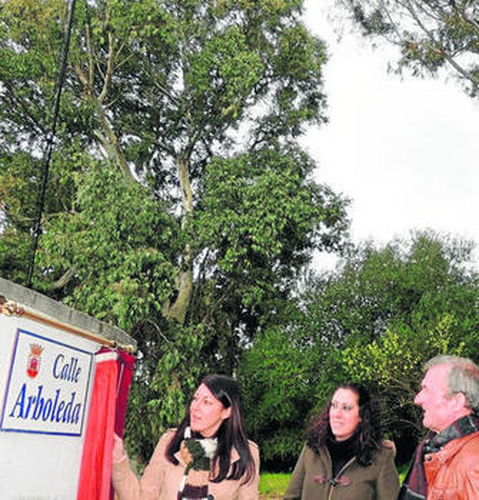 Núñez, junto a Marchena y Vera, tras inaugurar la placa, ayer.