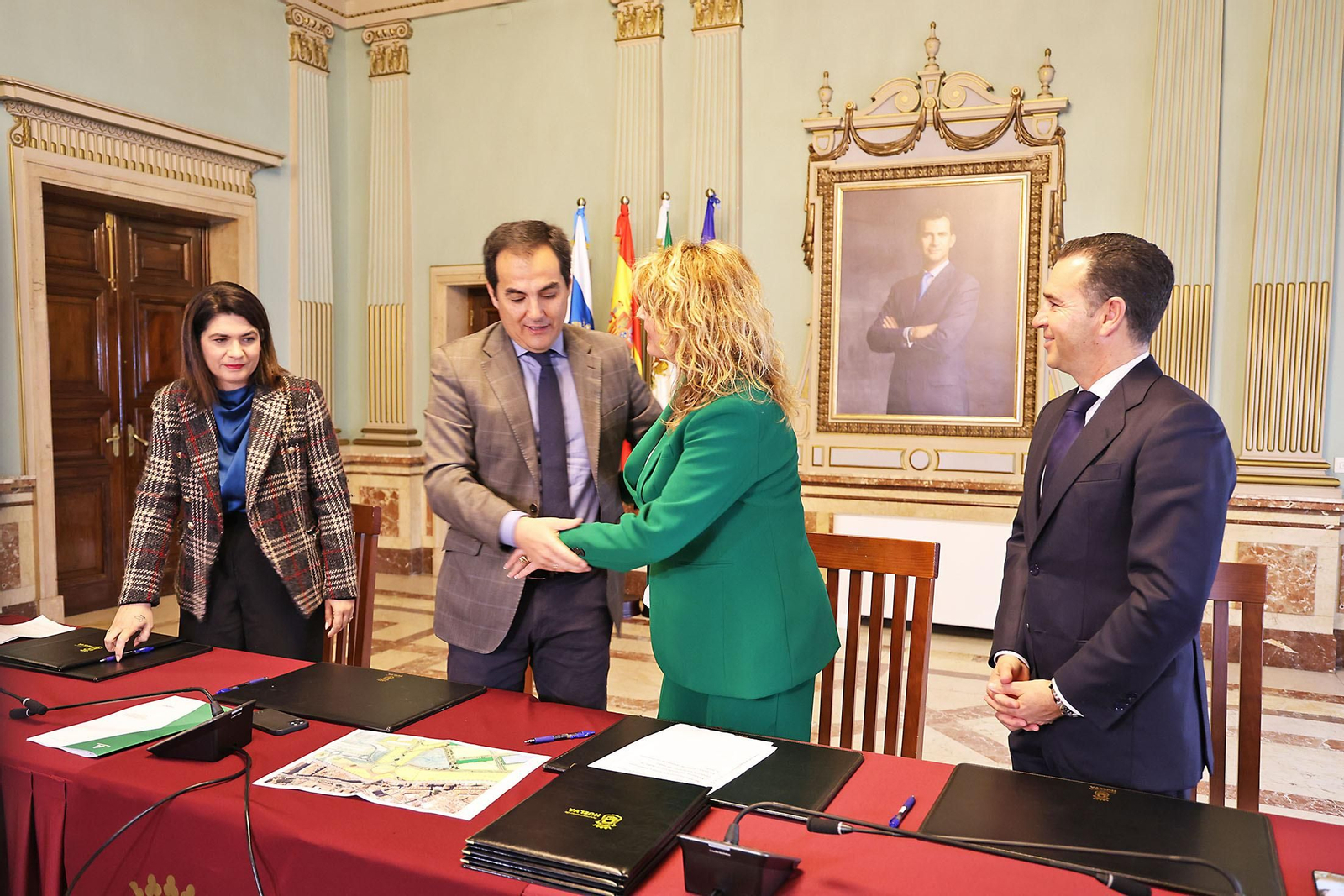 Imágenes de la firma del convenio para la cesión de los terrenos para la construcción de la Ciudad de la Justicia. Imágenes de la firma del convenio para la cesión de los terrenos para la construcción de la Ciudad de la Justicia.
