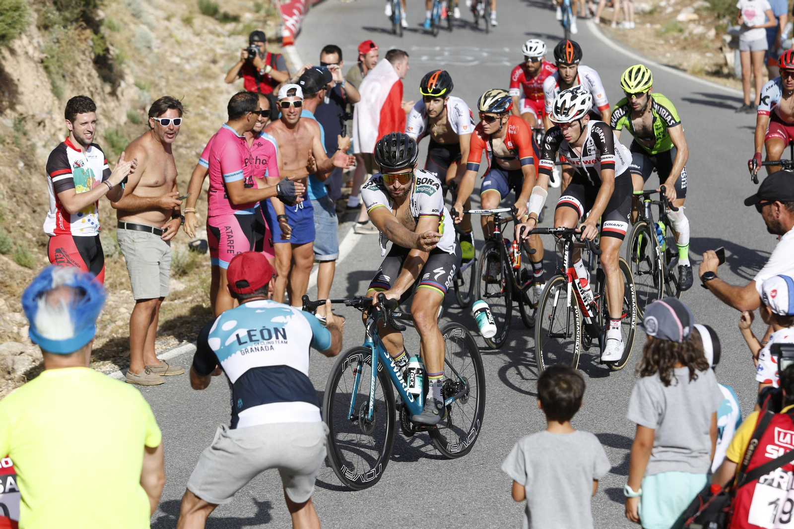 El campeón del mundo, Peter Sagan, lanza uno de sus botes a la afición granadina, durante la etapa de ayer con final en La Alfaguara.