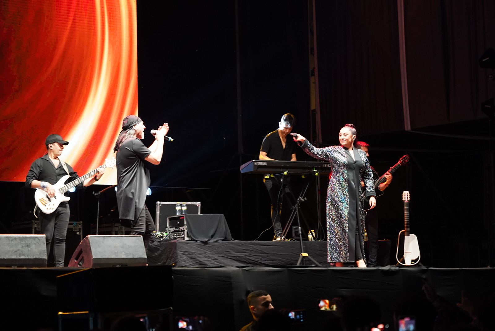 Camela hizo las delicias de los presentes con sus grandes éxitos.