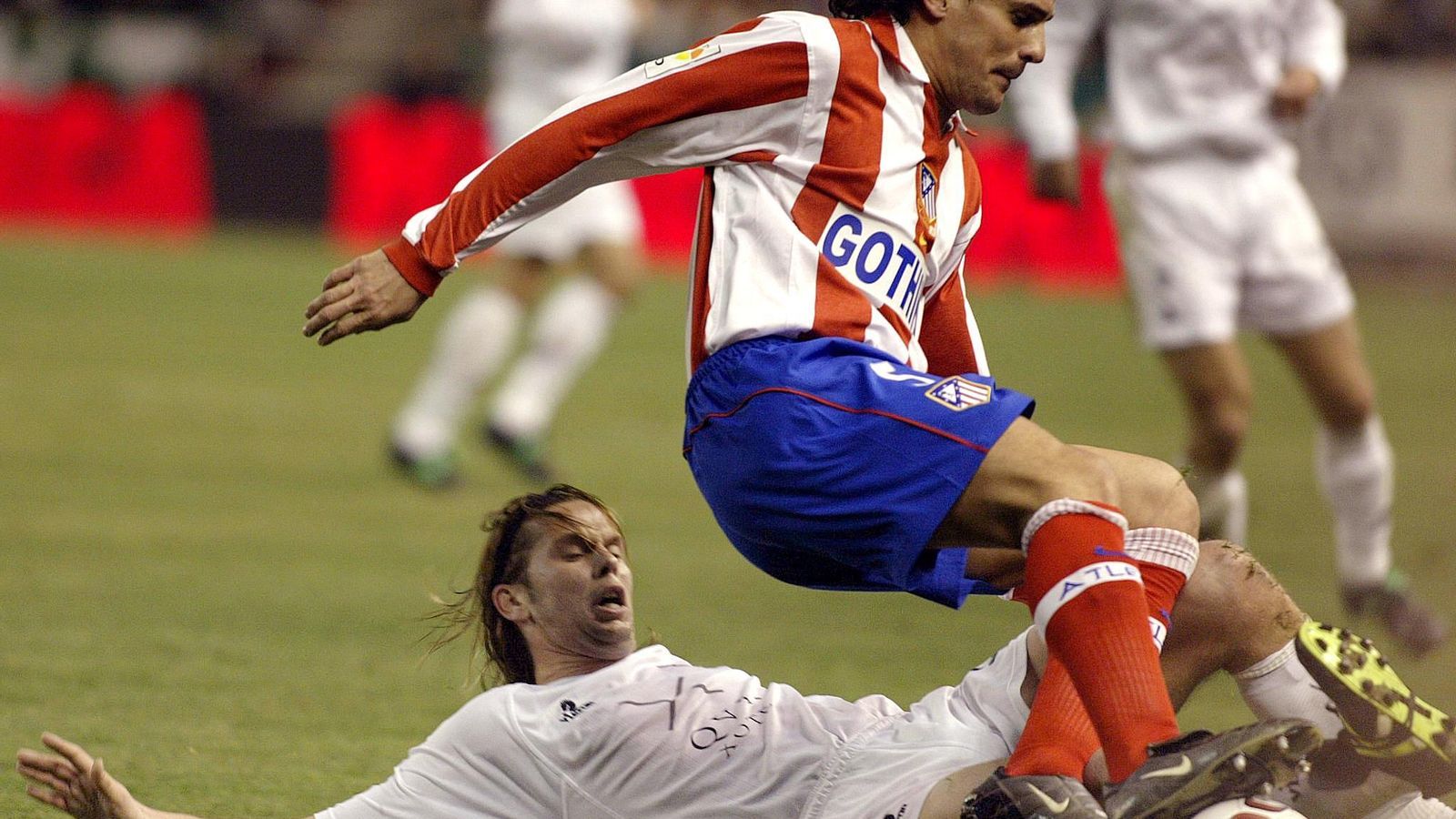 David Sánchez se tira al suelo para cortar el balón que controla García Calvo.