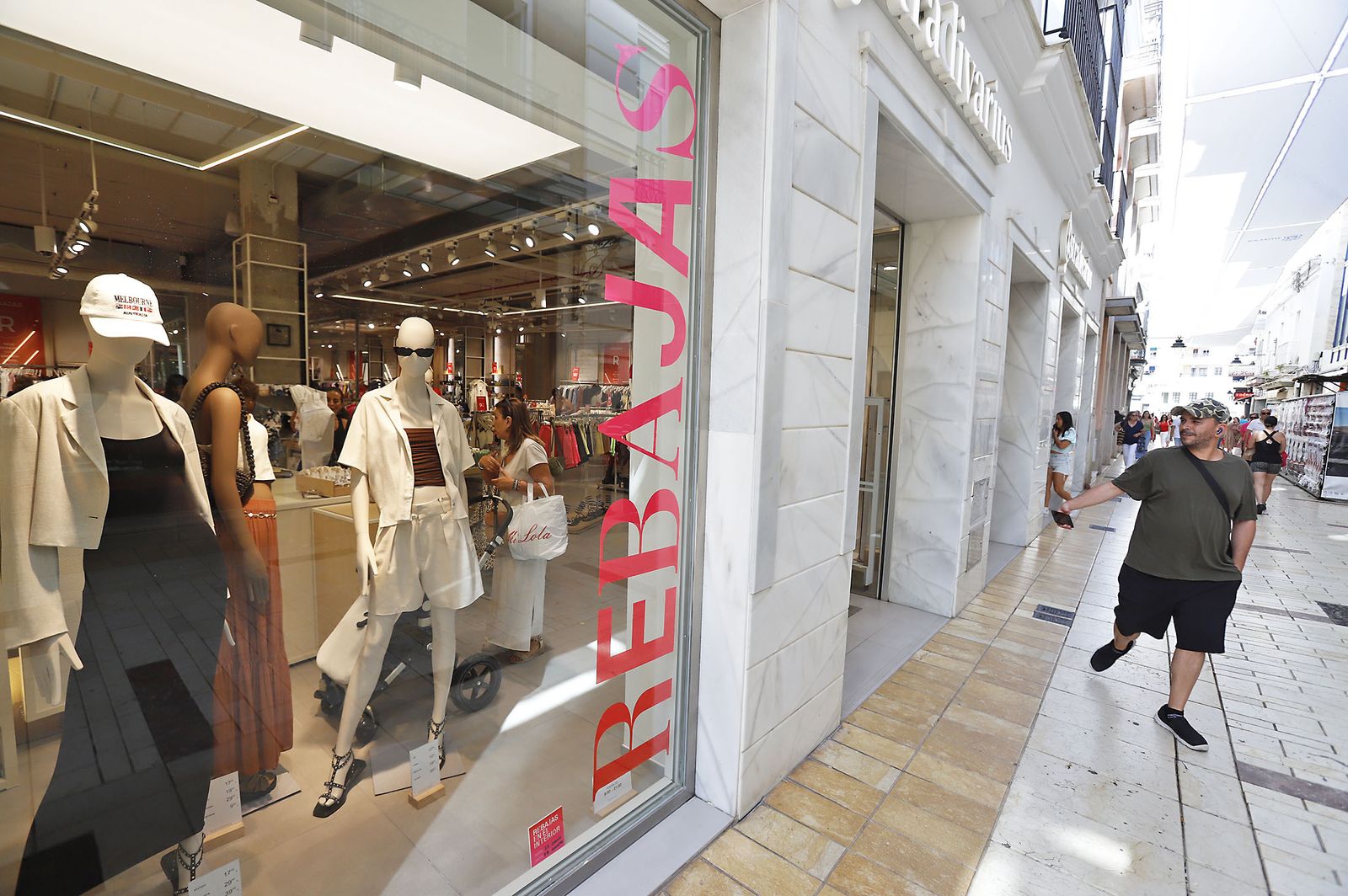 Imágenes del inicio de las Rebajas de verano en Huelva