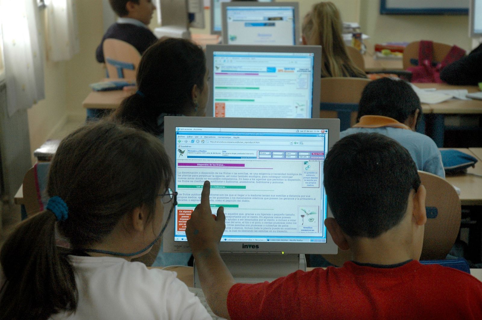 Un grupo de escolares estudia con ordenadores conectados