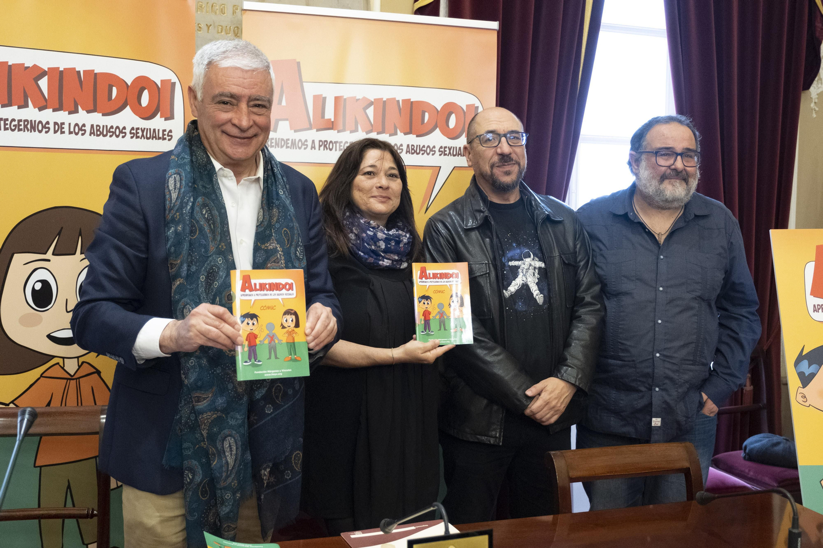 Representantes del Ayuntamiento de Cádiz y la Fundación Márgenes y Vínculos, en la presentación del tebeo 'Alikindoi'.
