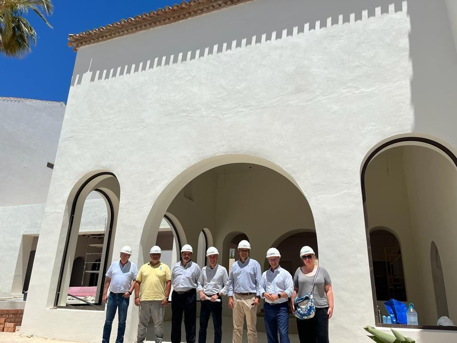 La visita institucional a las obras del antiguo hotel Byblos, en Mijas.