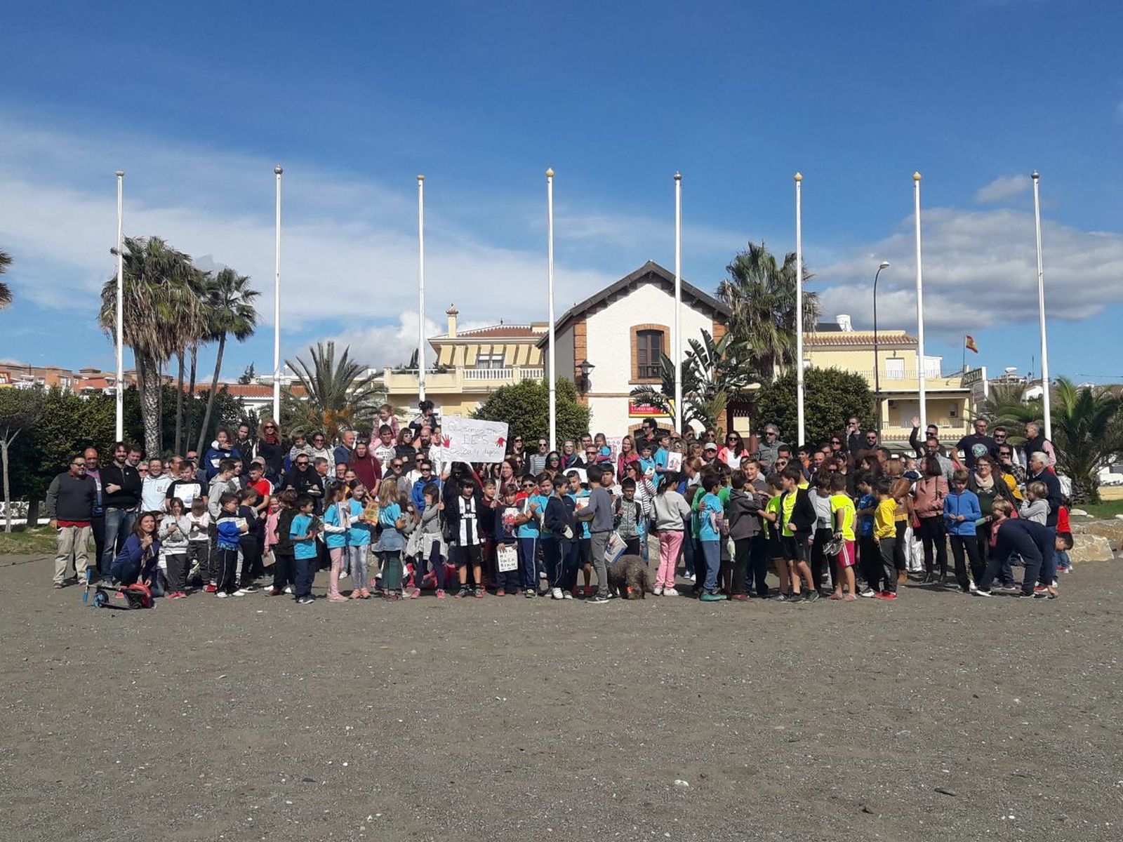 Manifestación en la playa de Benajarafe junto a la antigua estación de tren.